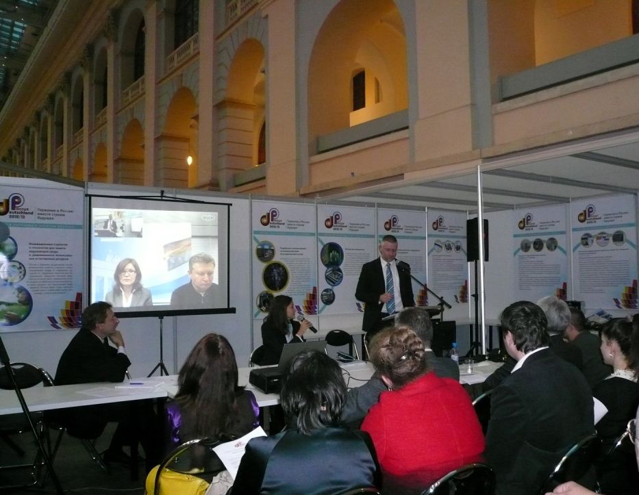 Dr. Jörn Achterberg (DFG-Moskau) bei der Liveschaltung der Deutschen Welle von Moskau nach Bonn
