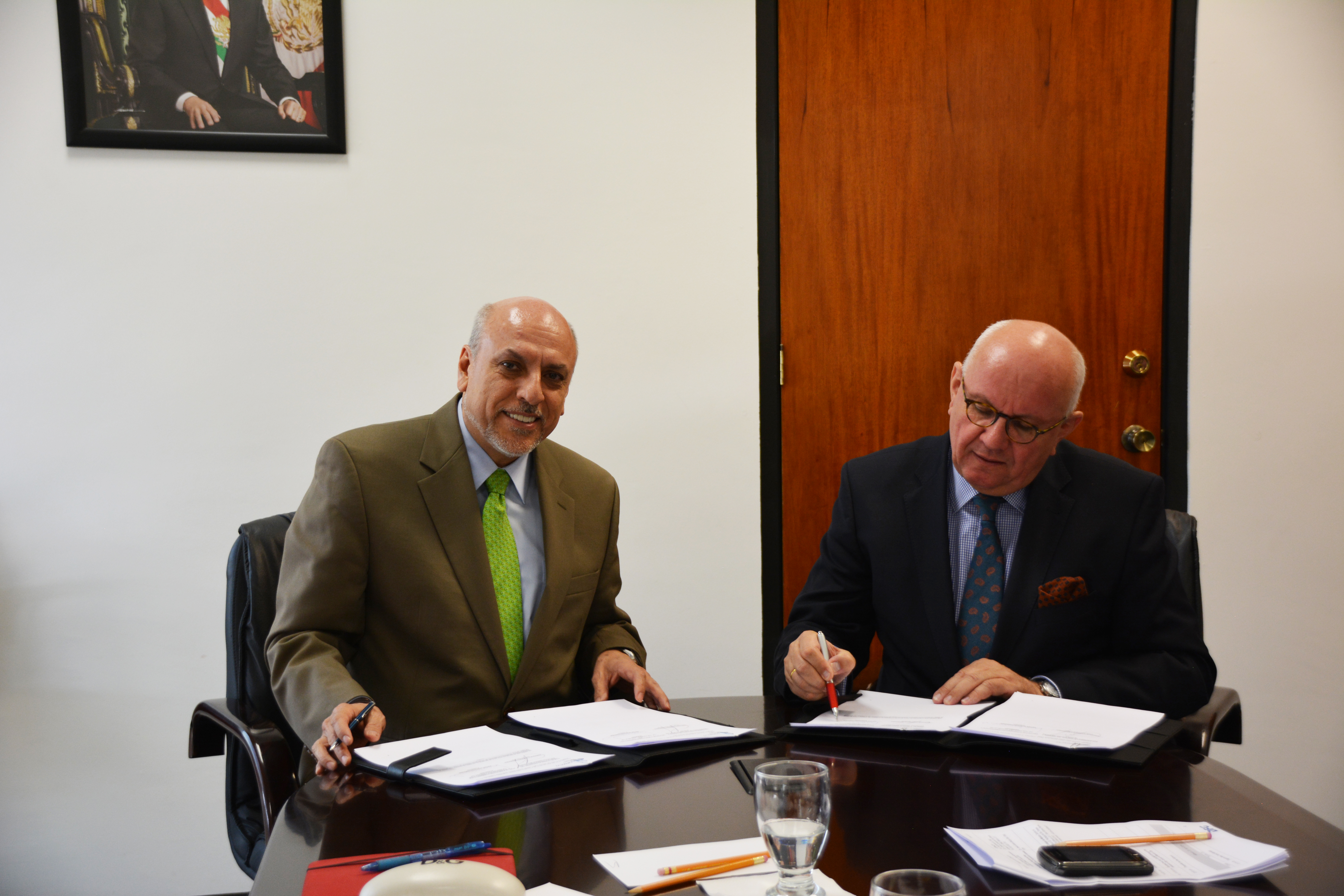 The DFG President Prof. Peter Strohschneider and the General Director of CONACYT, Prof. Enrique Cabrero Mendoza conclude a new agreement between their organisations in Mexico