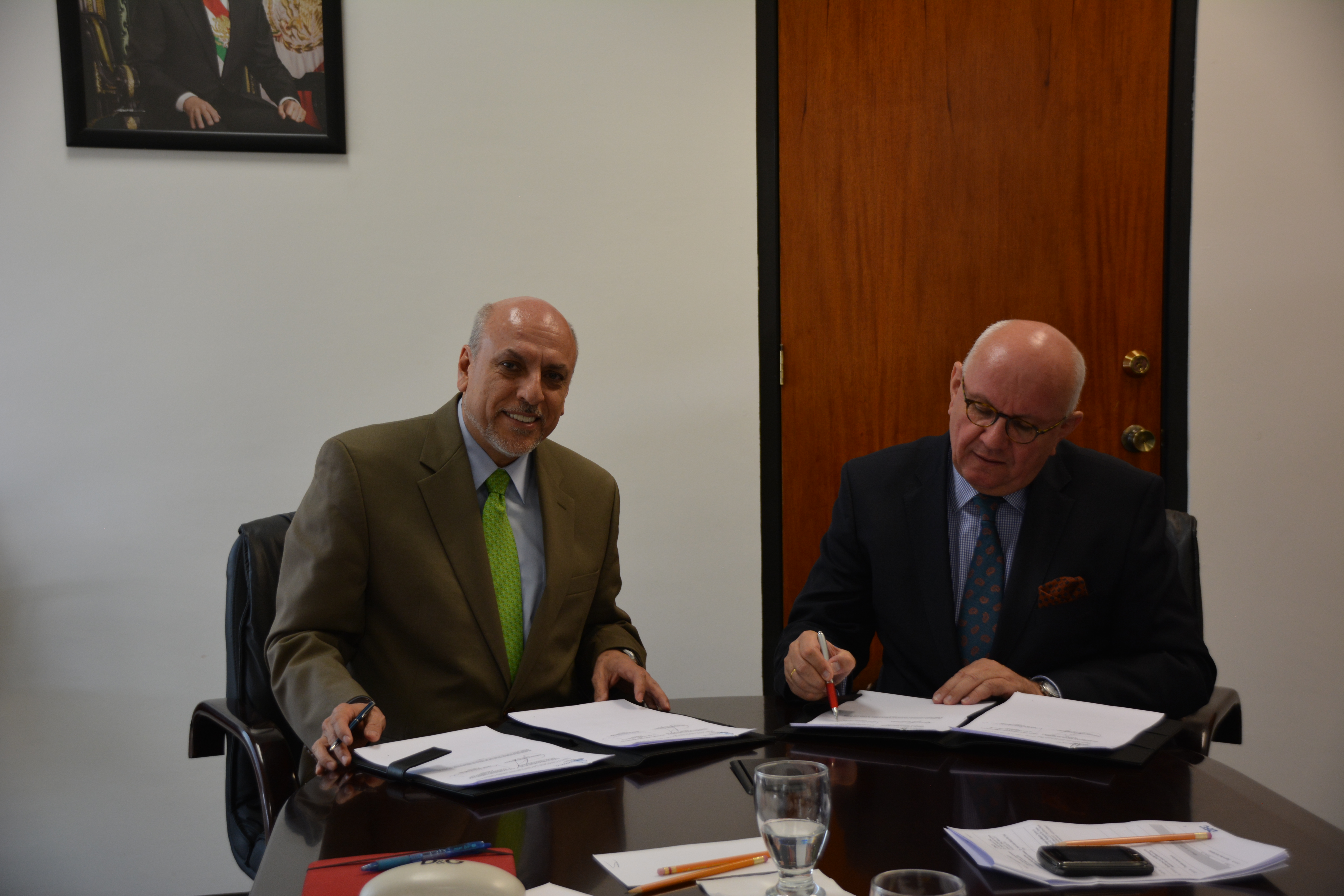 Assinatura do novo acordo com a organização parceira CONACYT, no México, pelo Presidente da DFG, Prof. Peter Strohschneider (dir.), e pelo Diretor Geral do CONACYT, Prof. Enrique Cabrero Mendoza (esq.).