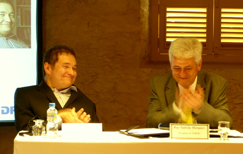 Prof. Onur Güntürkün e o Presidente da FAPERJ, Ruy Carcia Marques, assinando o acordo DFG-FAPERJ