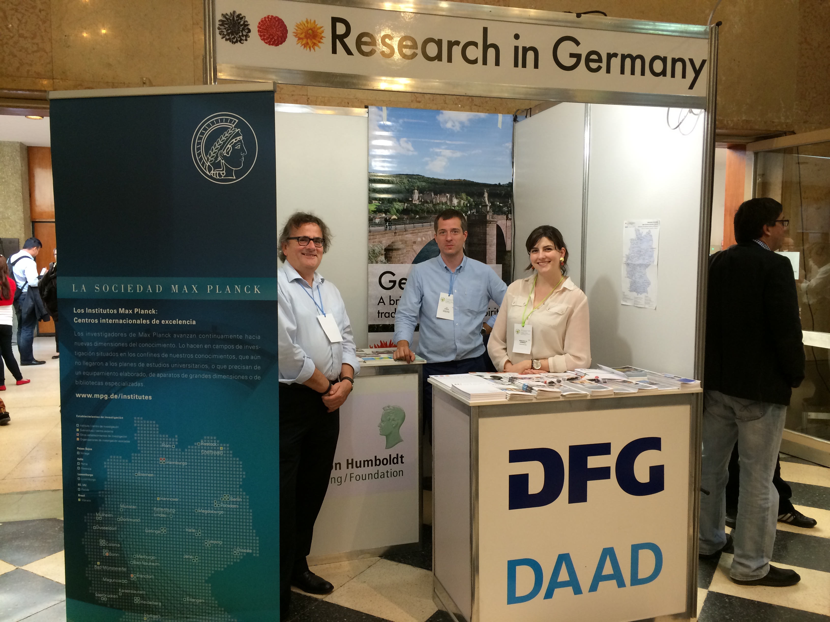 Representantes de instituições alemãs no estande Research in Germany (da esq. para a dir.): Dr. Andreas Trepte (MPG), Dr. Urs Urban (DAAD) e Laura Redondo (DFG)