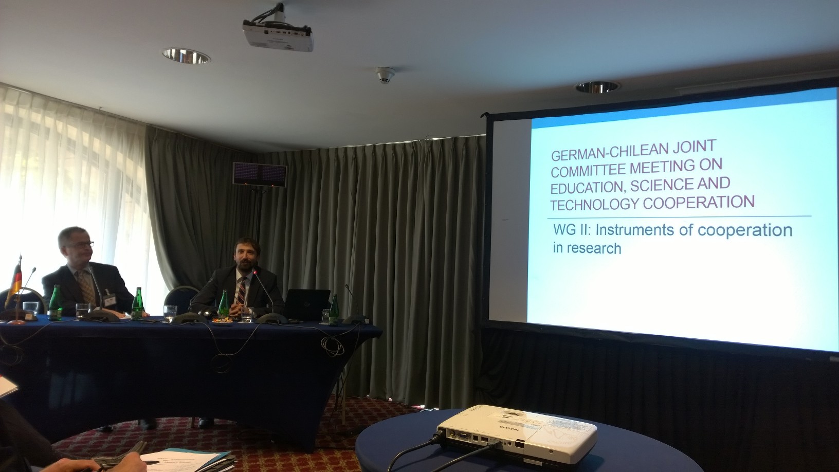 Dietrich Halm (DFG, left) and Gonzalo Arenas (CONICYT, right) present results from the working group on research cooperation.