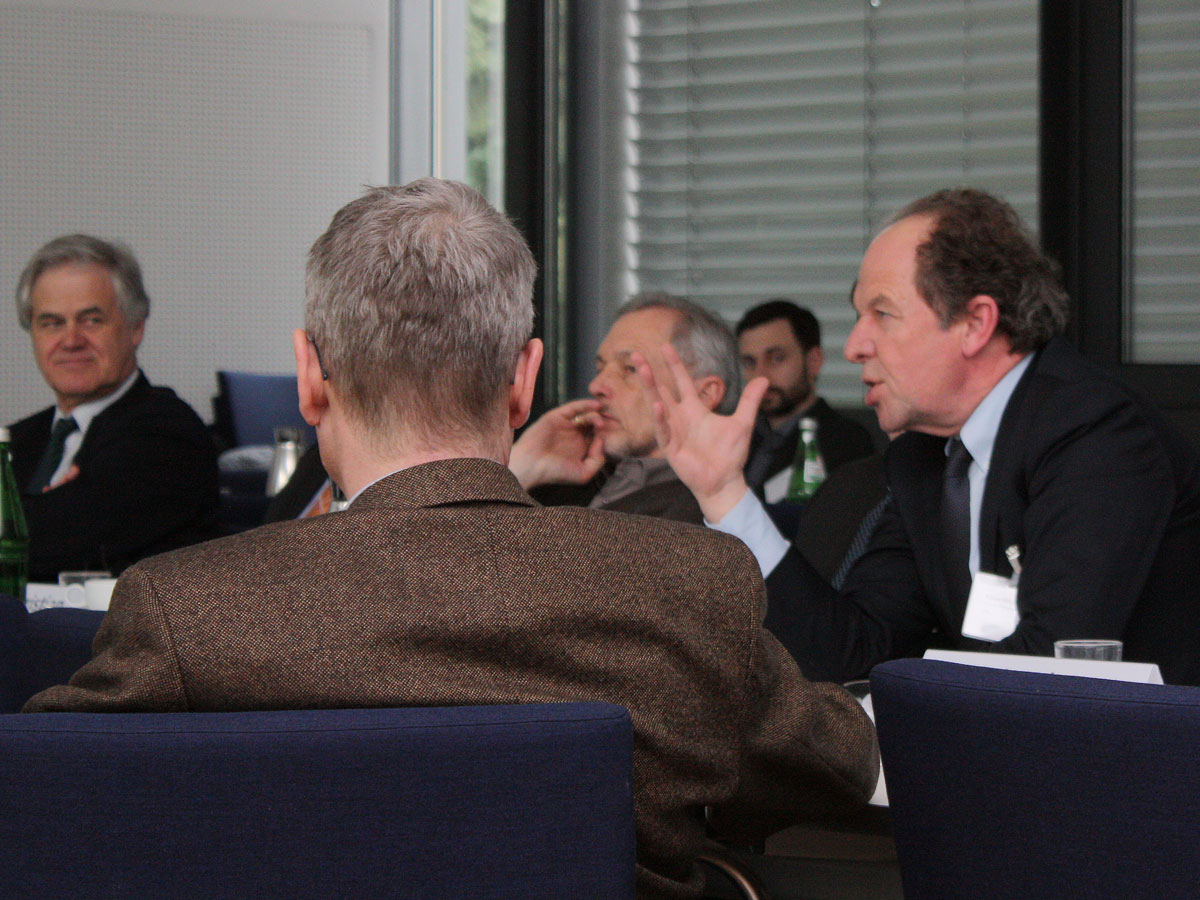 The participants discussed how to ensure the research quality of clinical trials.