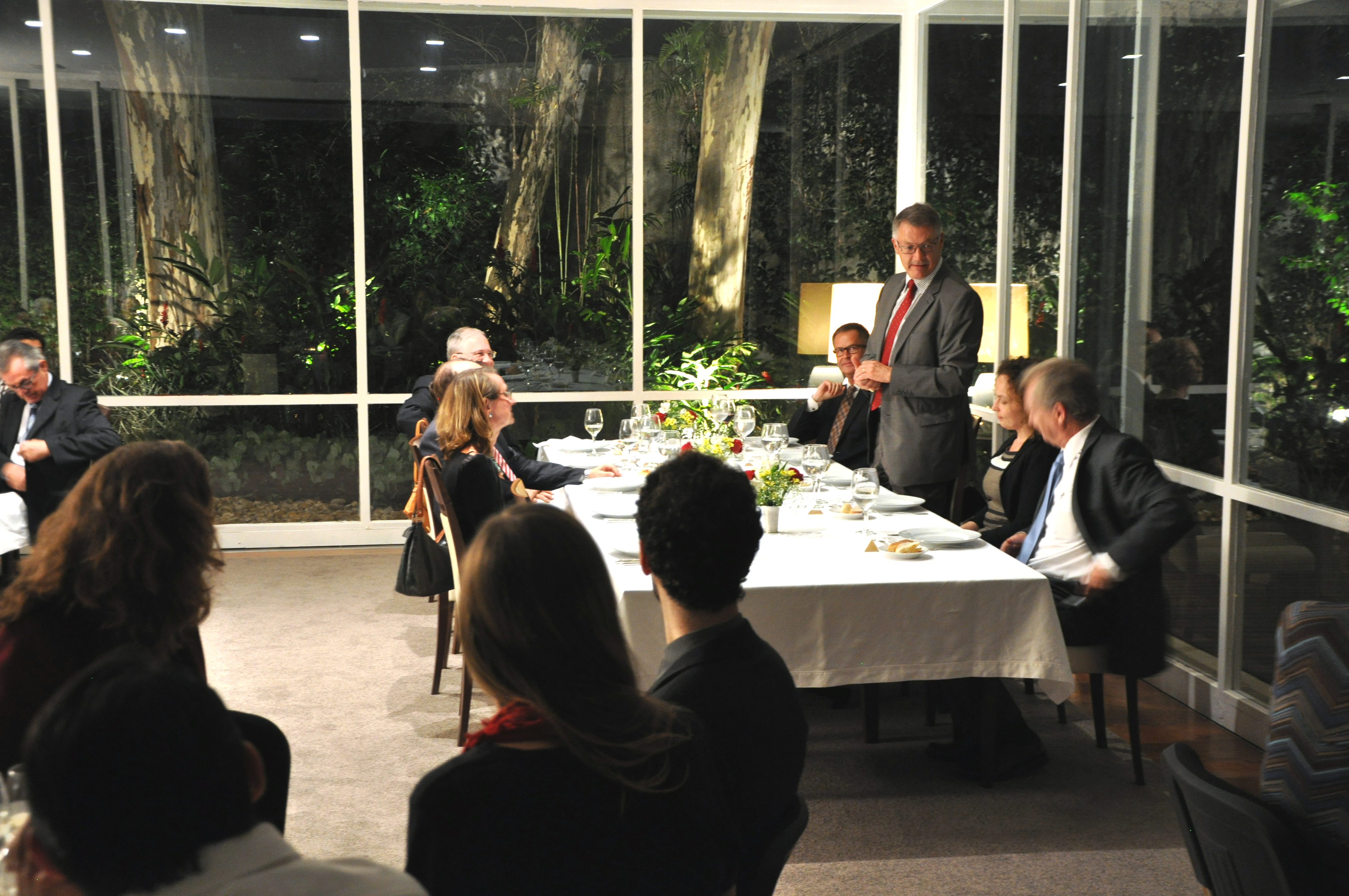 El Cónsul General Uwe Heye durante su discurso en la velada de la cena.