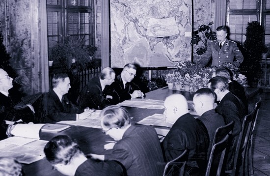DFG-Präsident Rudolf Mentzel – hier 1941 bei der Vorstellung des von der DFG geförderten Zentralasien-Atlas – wurde 1933 an der Universität Greifswald als Chemiker habilitiert, ohne dass die Fakultät seine Habilitationsschrift hatte einsehen dürfen.
