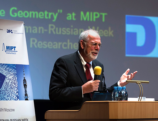 DFG-Vizepräsident Professor Peter Funke überbringt Grußworte zur Woche des jungen Wissenschaftlers am Moskauer Physikalisch-Technischen Institut (MIPT)