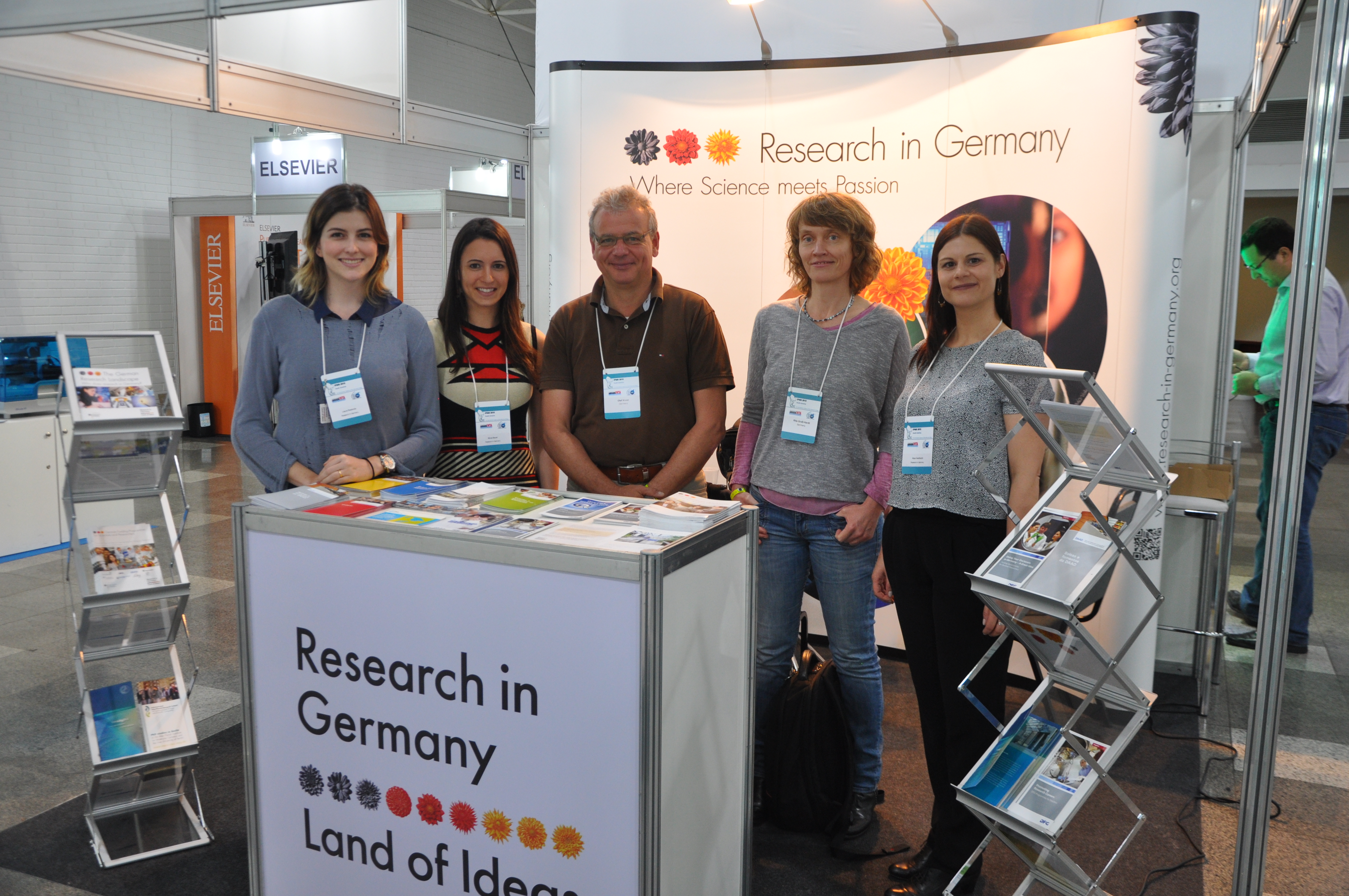 Am Stand von „Research in Germany“, Von links nach rechts: Laura Redondo, Silvia Bauer, Professor Dr. Olaf Kruse, Professor Dr. Rita Groß-Hardt und Maxi Neidhardt