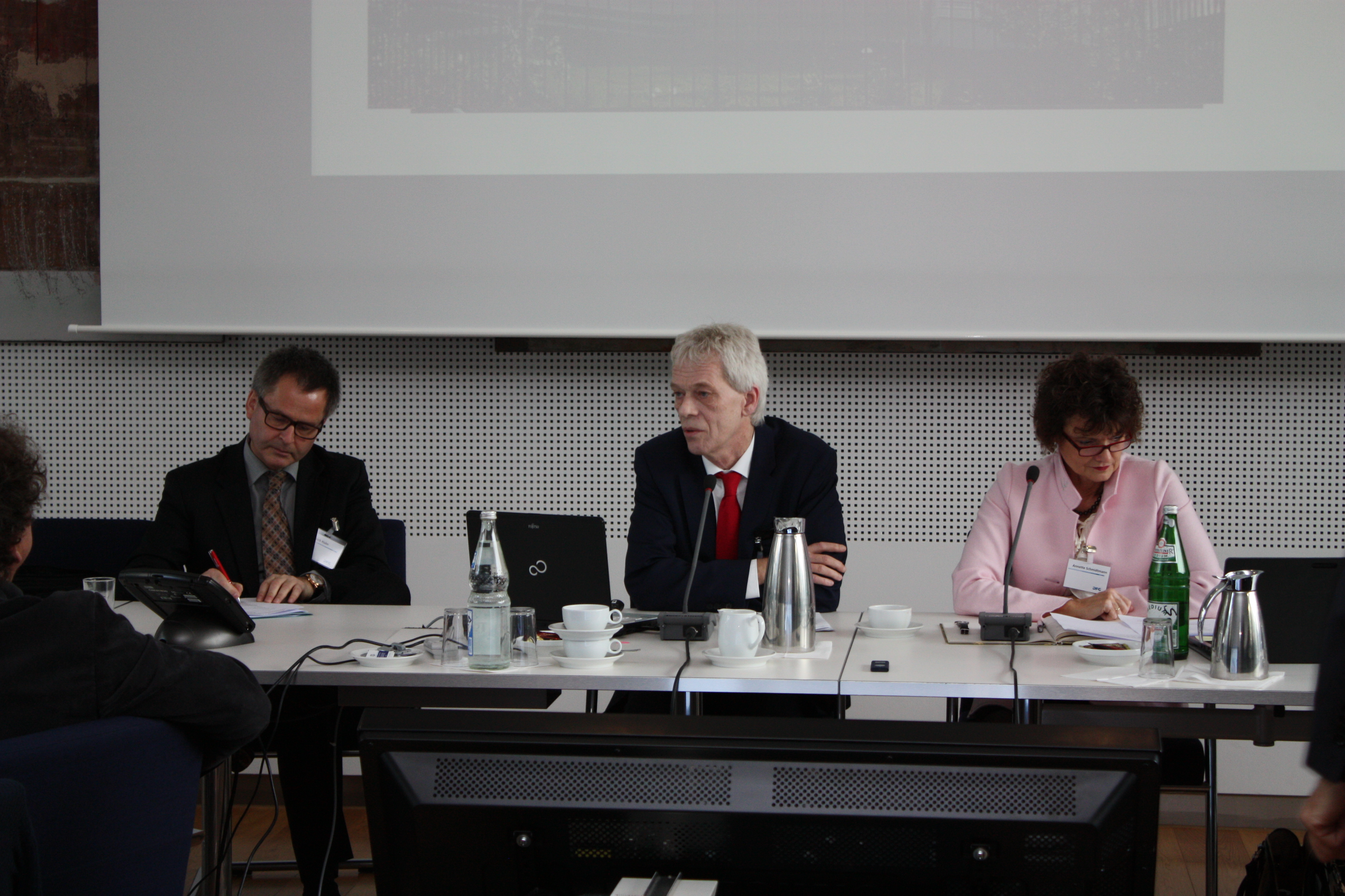 Von links nach rechts: Dietrich Halm, Dr. Joachim Gerke, Leiter des Dezernats für Internationale Beziehungen der Universität Heidelberg und Annette Schmidtmann