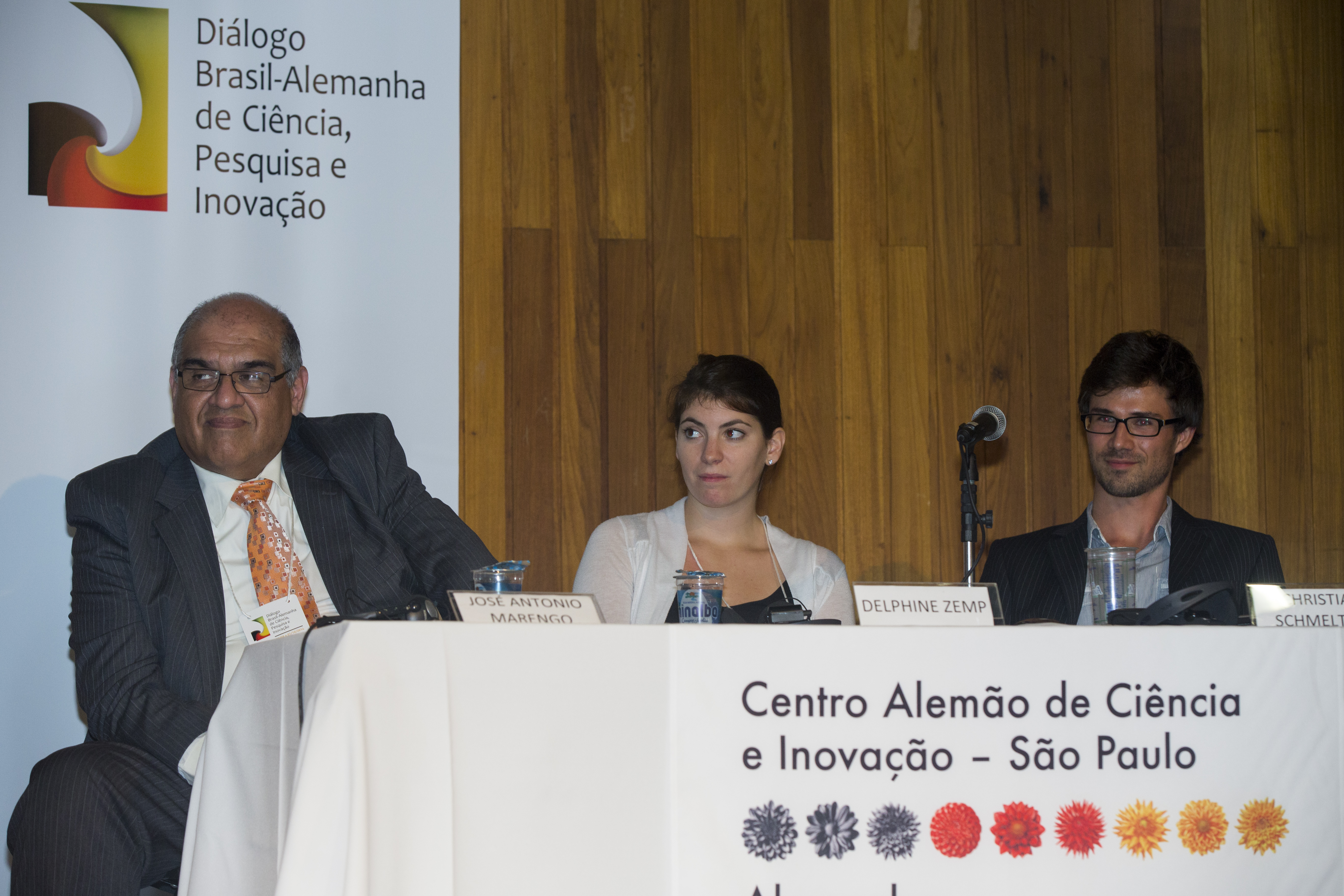 Prof. Dr. José A. Marengo (INPE) con los estudiantes Delphine Zemp y Christian Schmeltzer, conferenciantes durante el 3º Diálogo Brasil-Alemania de Ciencias, Investigación e Innovación, en São Paulo (2014)