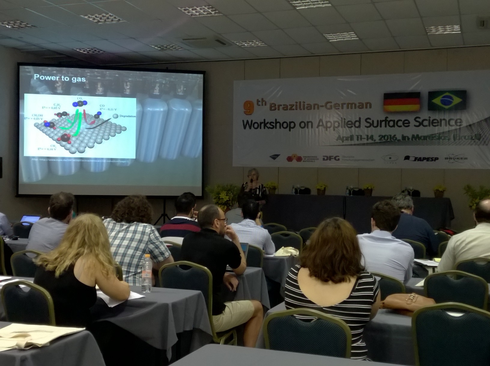 O público assistindo uma das palestras da 9a edição do „Brazilian-German Workshop on Applied Surface Science“