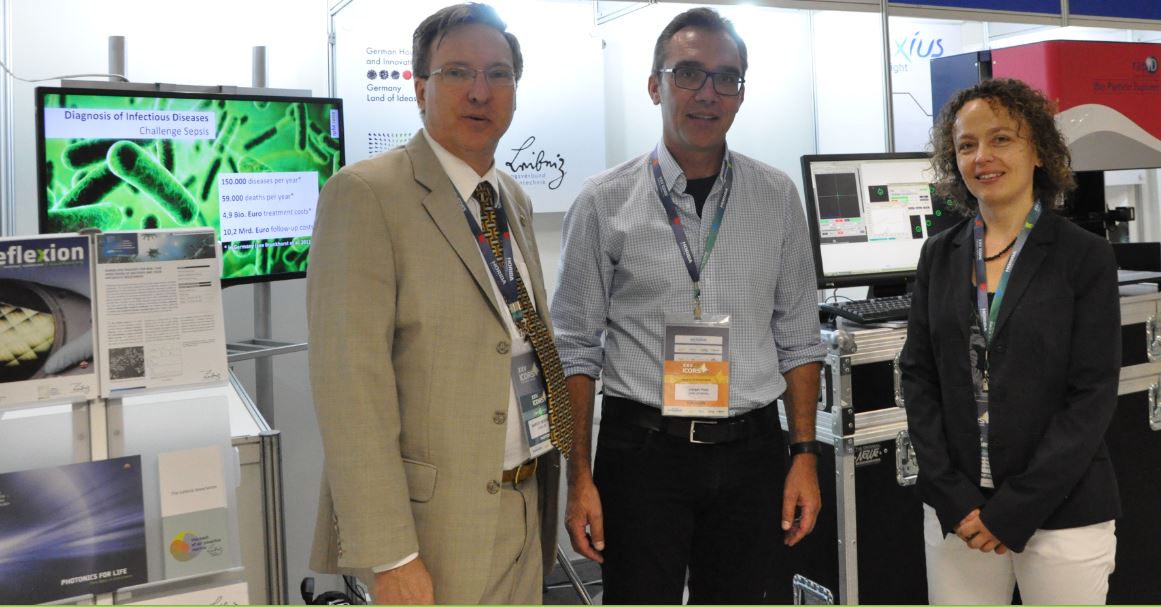 At the joint stand run by the IPHT, DWIH-SP and the DFG. Left to right: Marcio Weichert (DWIH-SP), Jürgen Popp (IPHT Jena) and Kathrin Winkler (DFG)