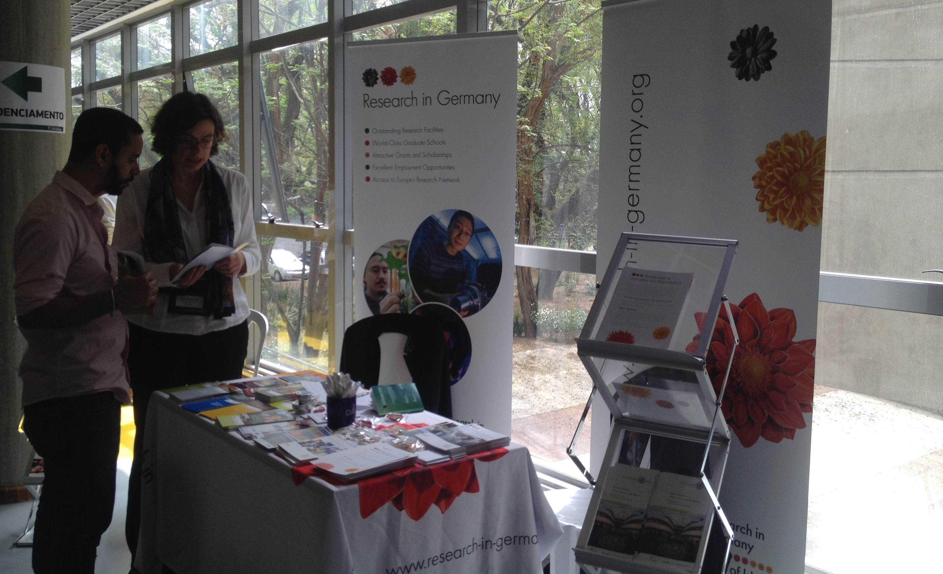 Anna Barkhausen (DAAD) in consultation at the Research in Germany information table