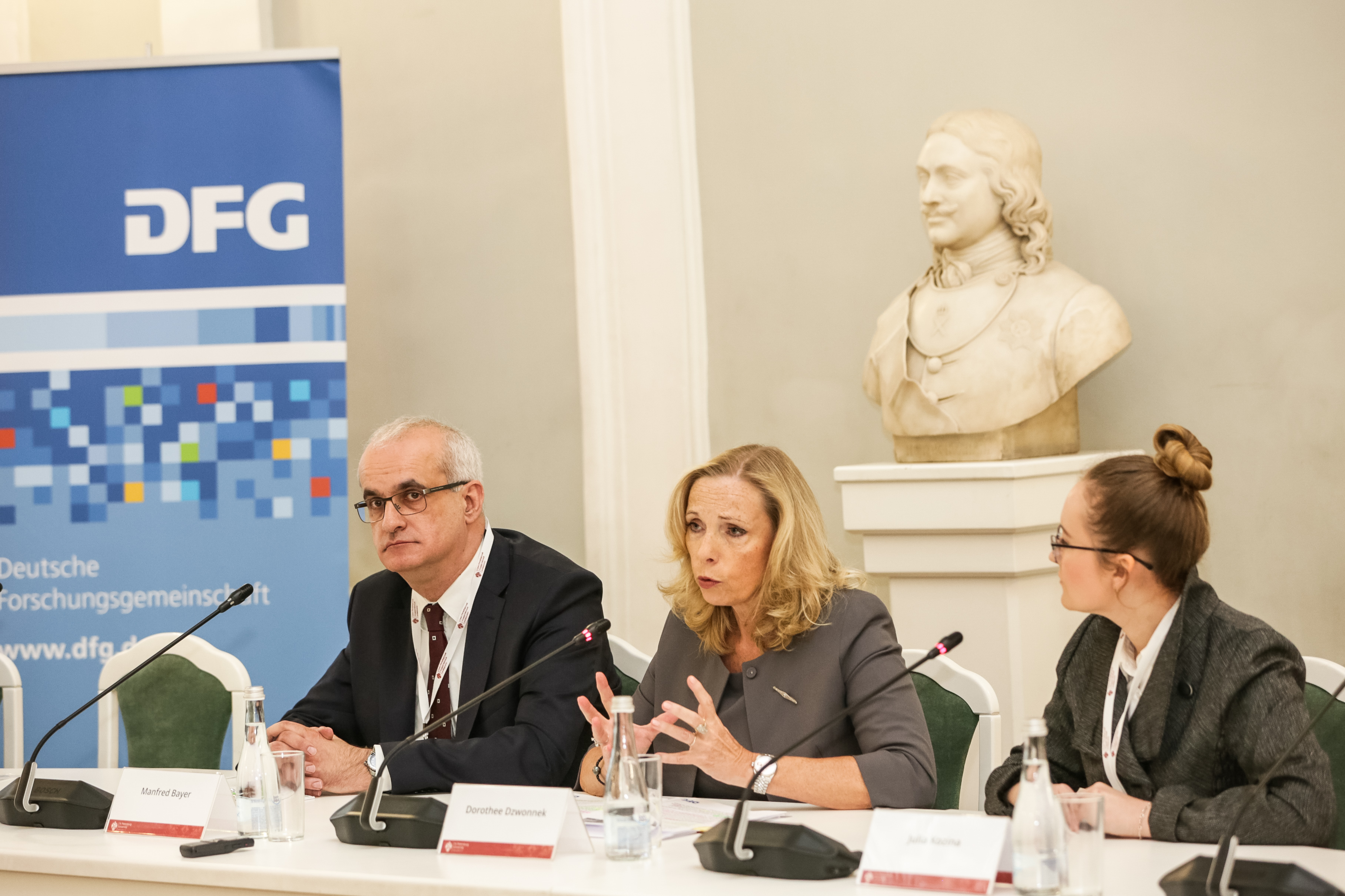 Pressekonferenz der DFG-Generalsekretärin Dorothee Dzwonnek an der SPBU, rechts SFB-Sprecher Manfred Bayer