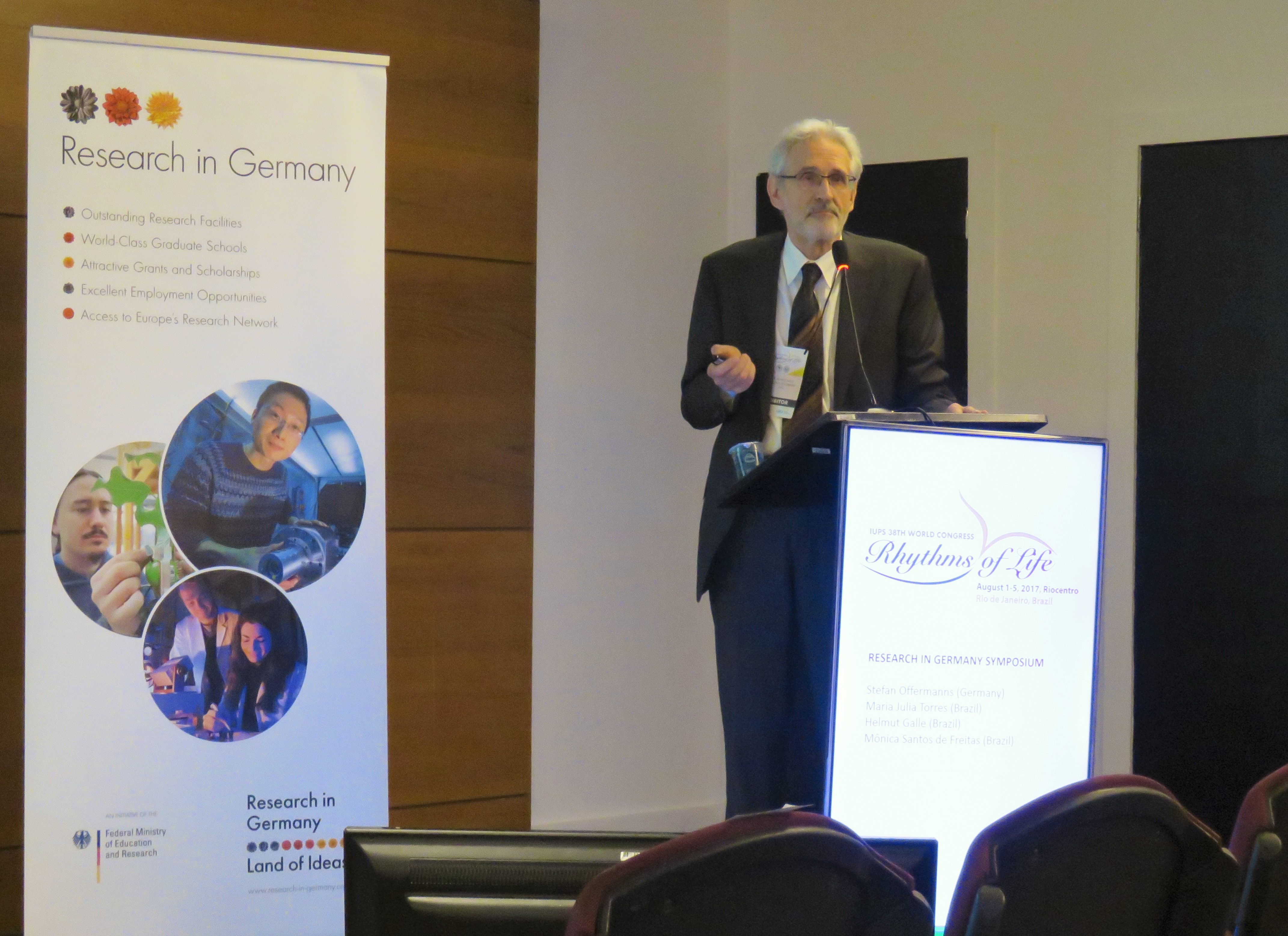 En la Lunch Session, el Prof. Helmut Galle presentó los programas de la DFG