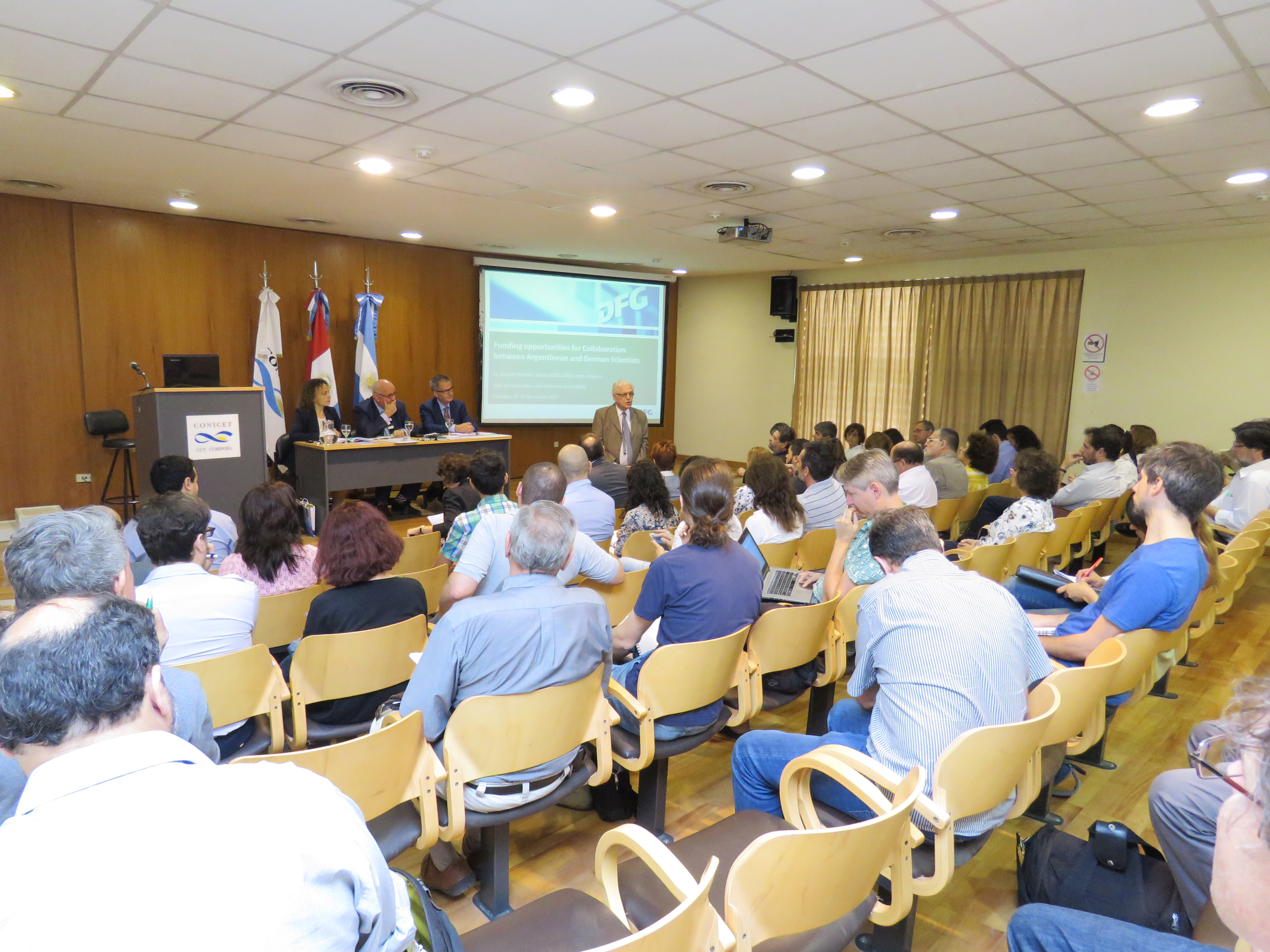 El Prof. Dr. Pedro Depetris dándole la bienvenida a la audiencia durante el evento informativo del CONICET en la Universidad Nacional de Córdoba