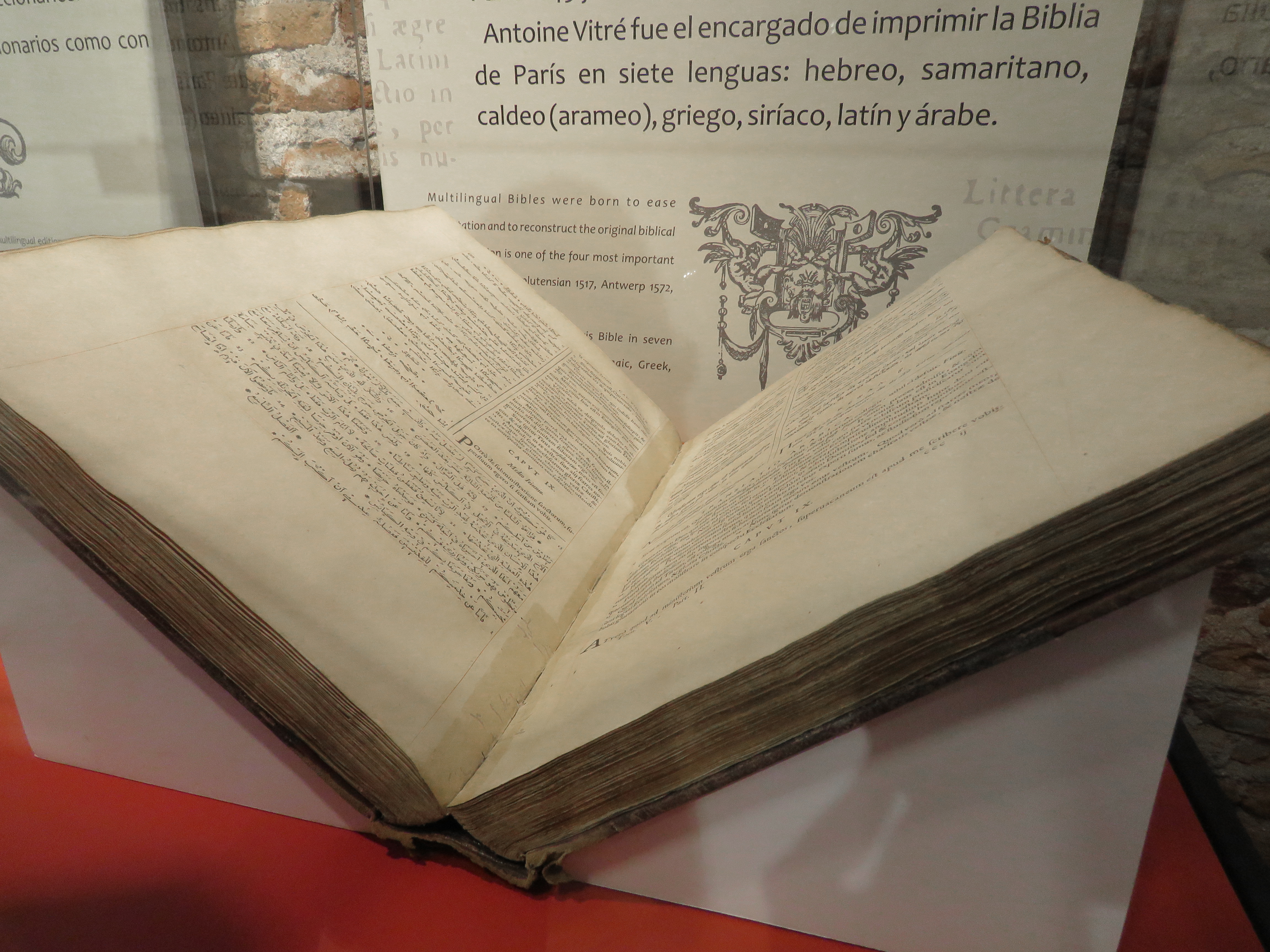 Uno de los ejemplares más conocidos de la colección de libros antiguos de la Biblioteca Nacional de Córdoba: una Bíblia en siete idiomas diferentes
