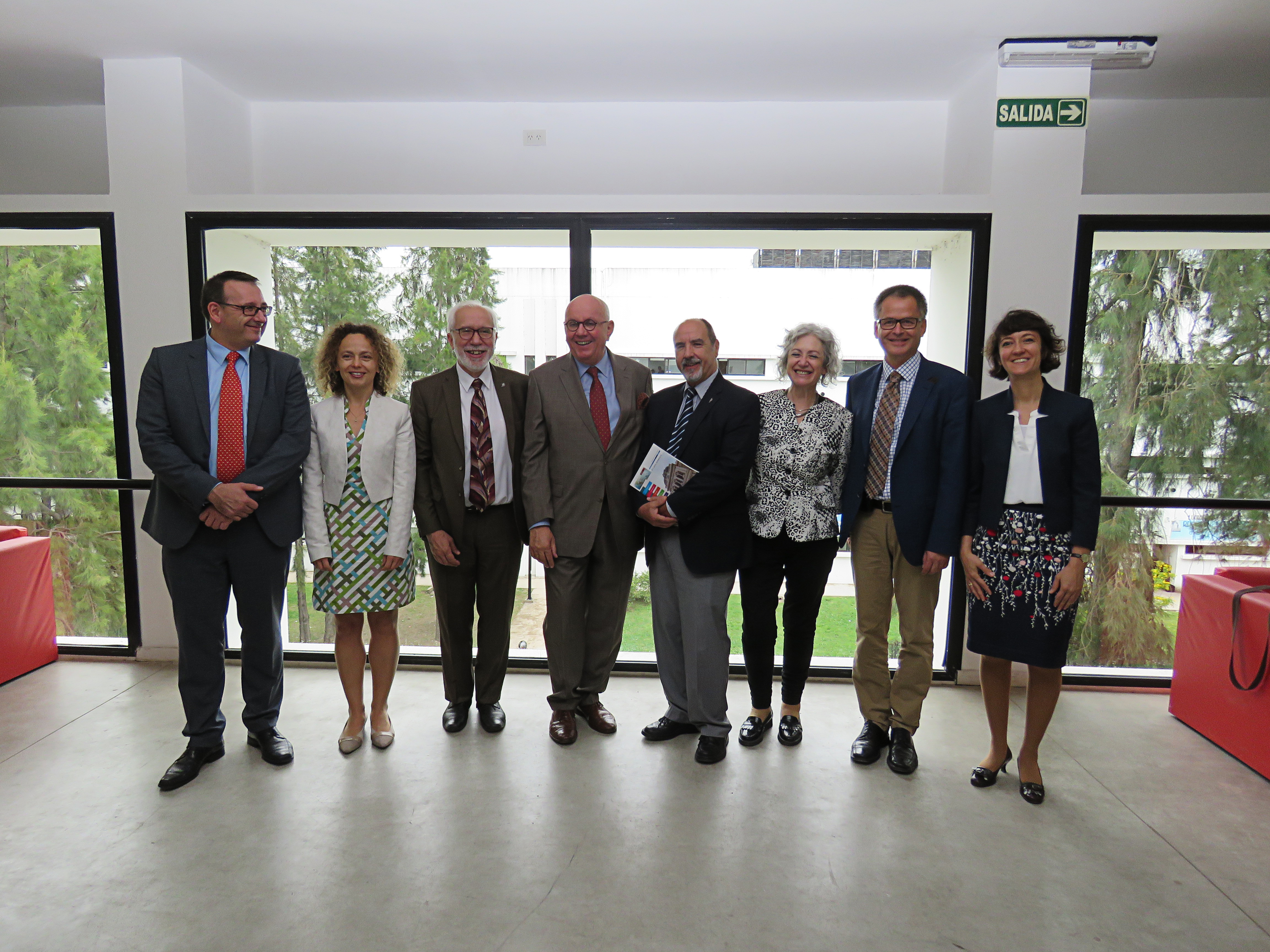 Foto em grupo na Universidade Nacional de La Plata