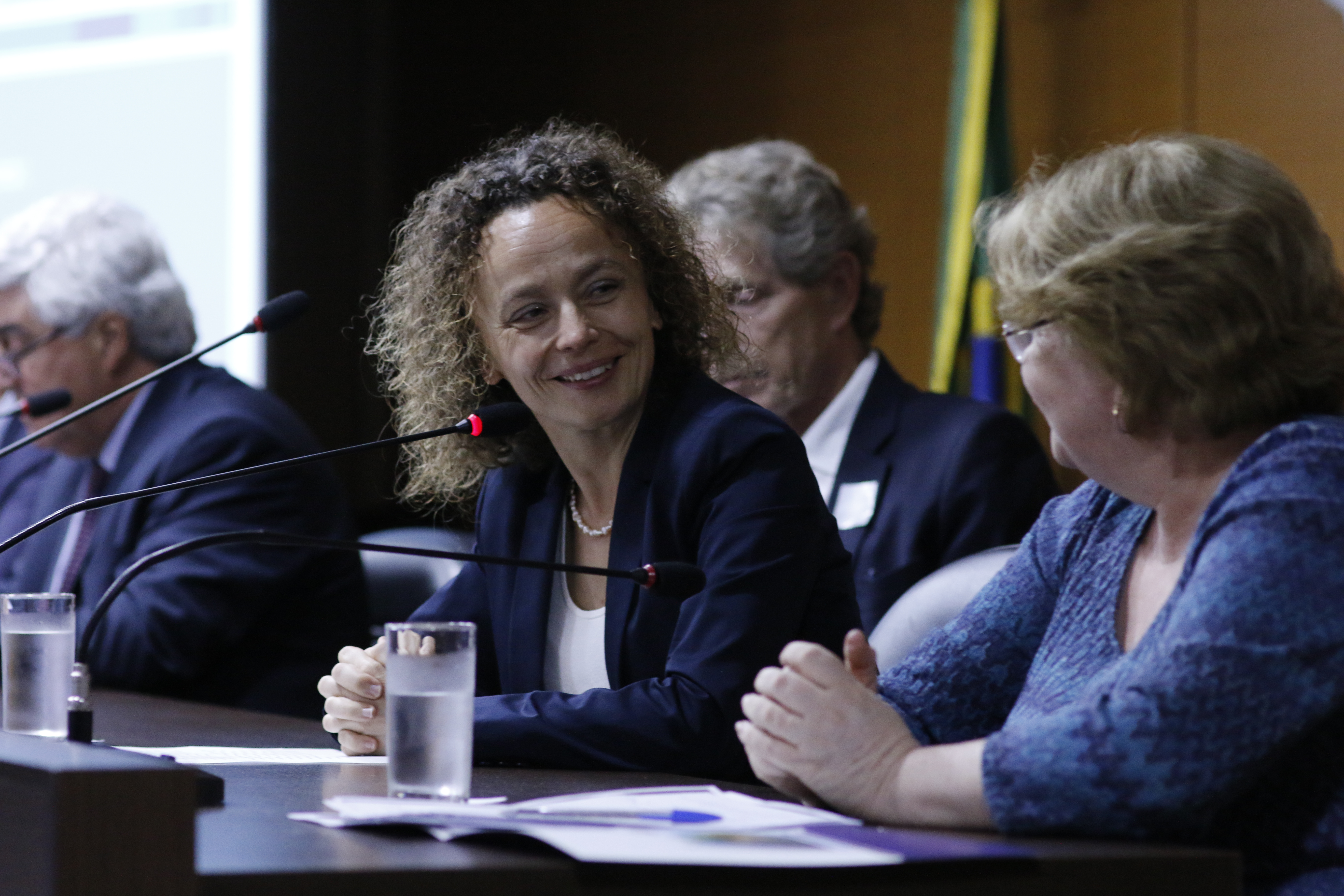 La Dra. Kathrin Winkler, directora de la Oficina de la DFG para América Latina, y Concepta Pimentel, Directora de Relaciones Internacionales de la Capes