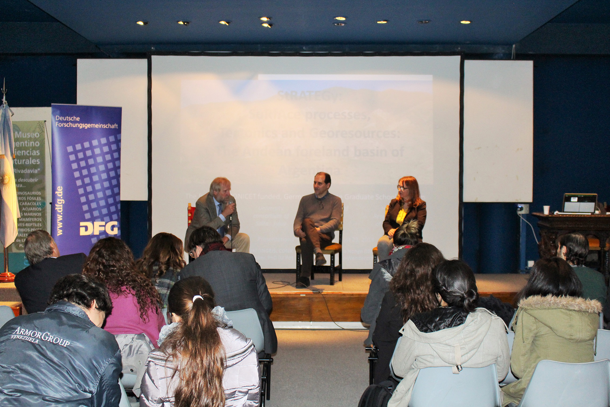 Leibniz Café in Buenos Aires: Gerhard Wörner, Gustavo Villarosa und die Wissenschaftsjournalistin Valeria Román, die die Veranstaltung moderierte