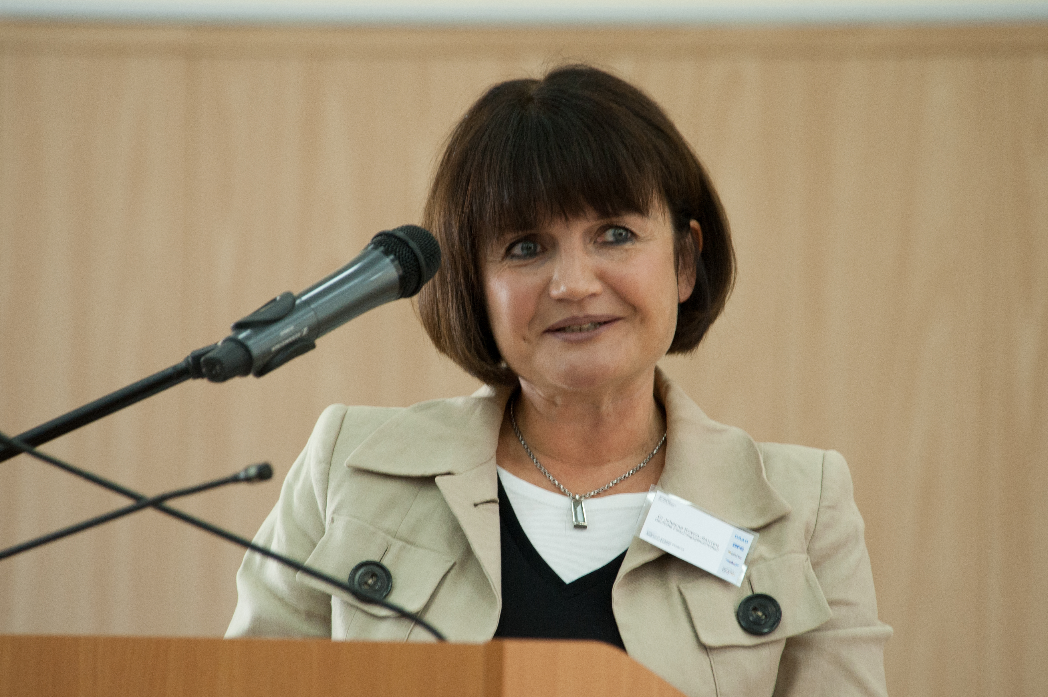 Йоханна Коволь-Сантен (DFG Бонн) выступает на открытии Недели молодого ученого в ГРИНТ, Казань
