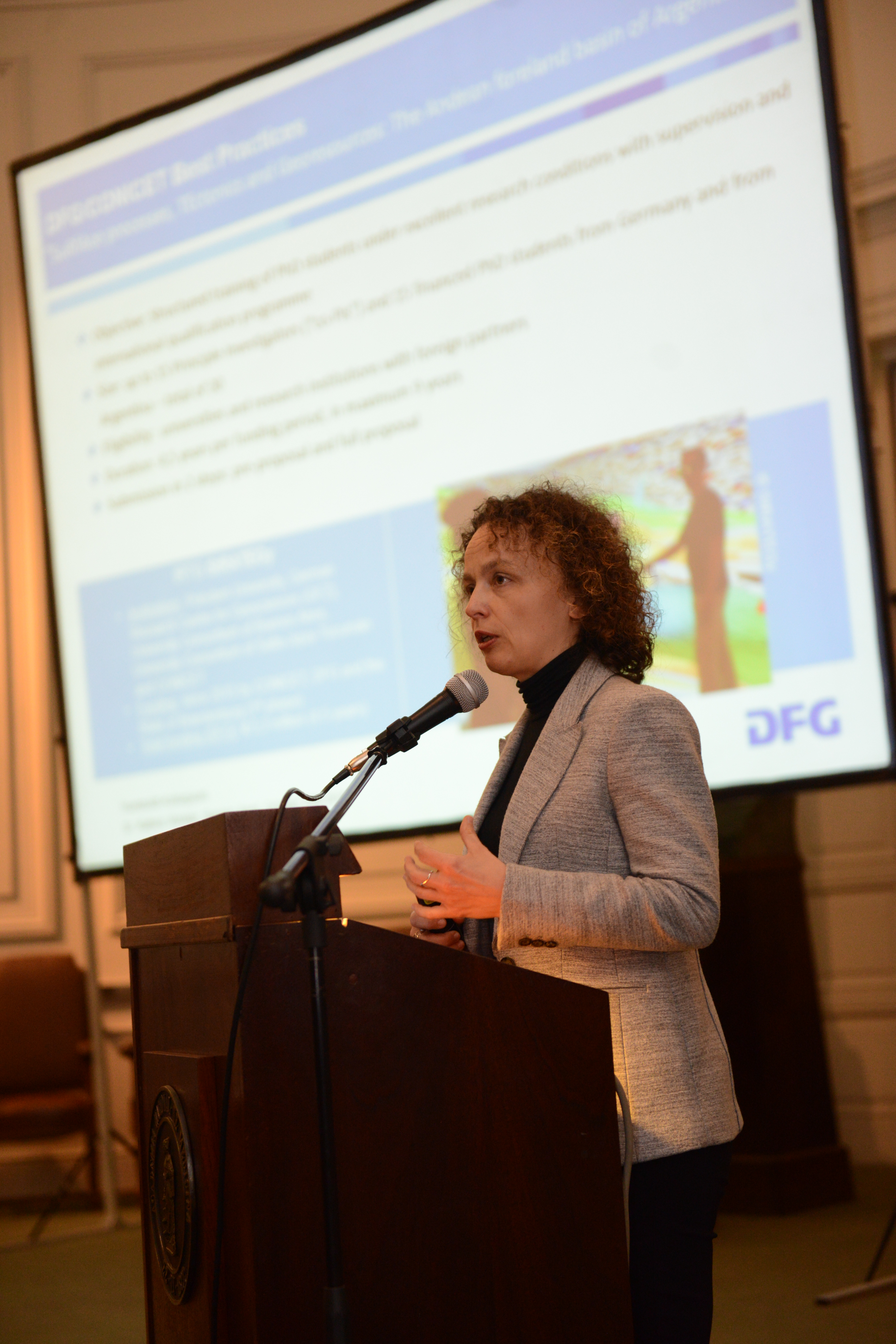 Kathrin Winkler erläutert die Zusammenarbeit der DFG mit Argentinien