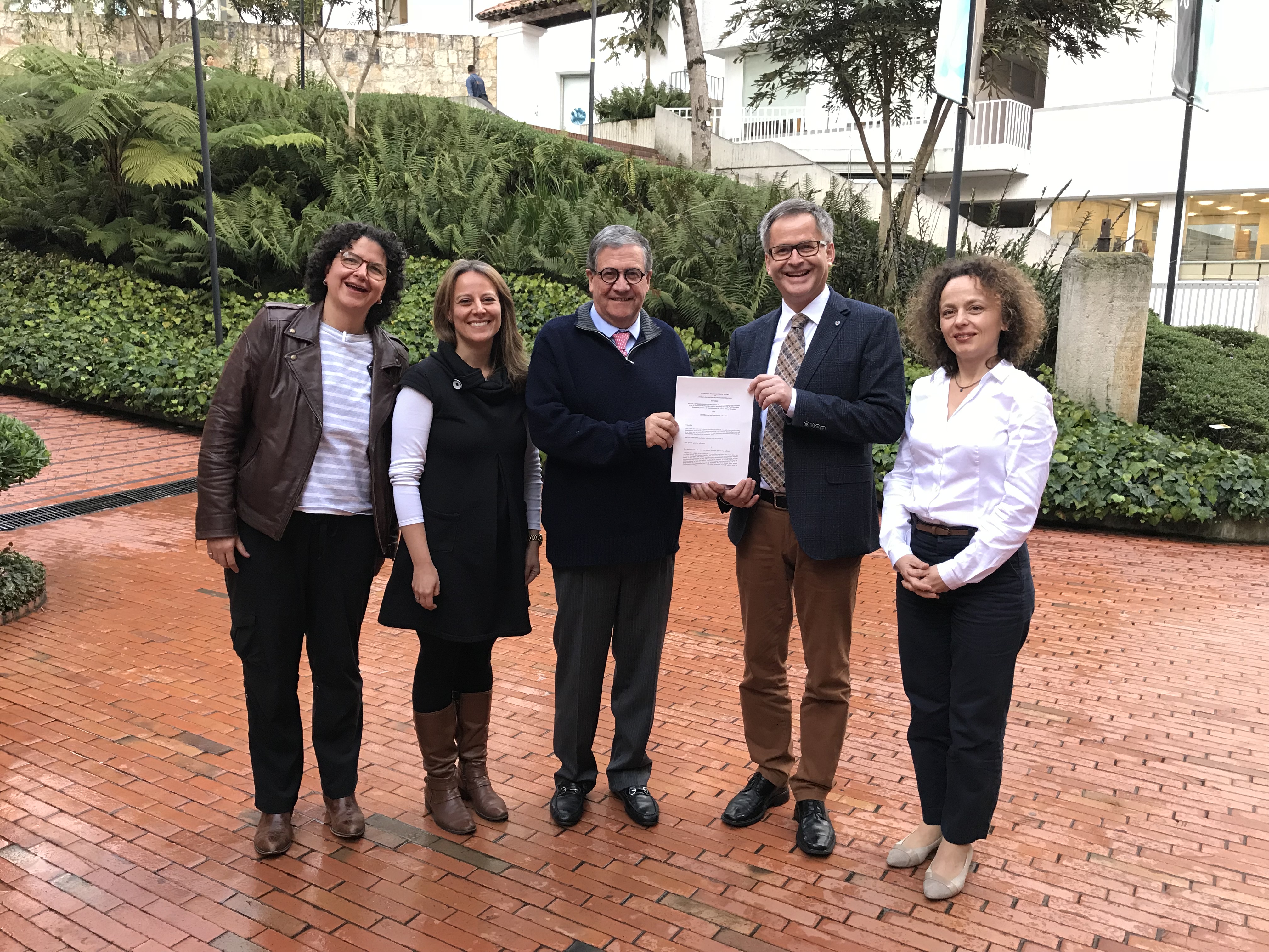Representatives of UNIANDES and the DFG after the signing of the agreement