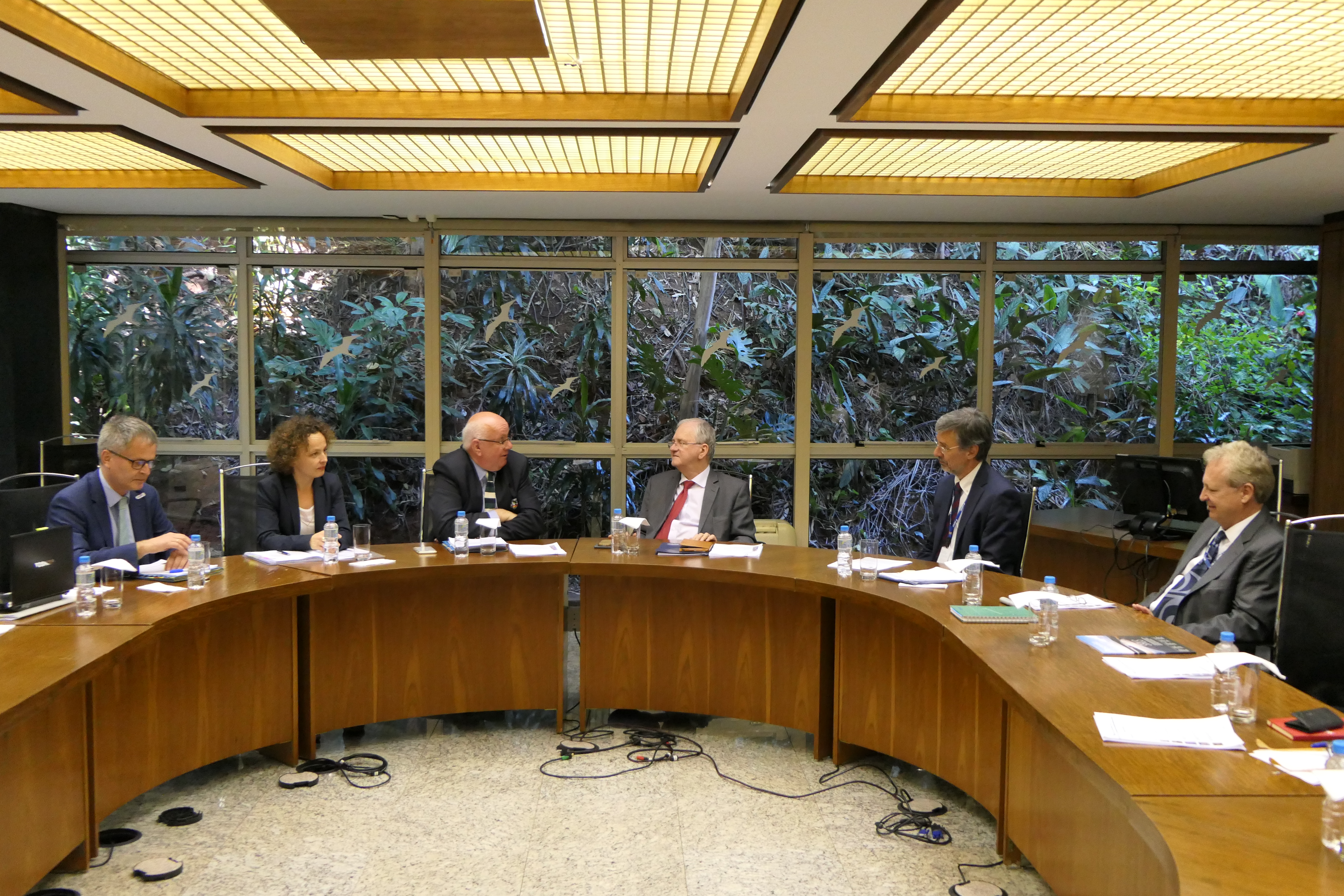 DFG e FAPESP reúnem-se em São Paulo. Ao centro, os presidentes Peter Strohscneider (DFG) e Marco Antônio Zago (FAPESP). À esquerda, Dietrich Halm e Kathrin Winkler (DFG). À direita, Carlos Henrique Brito e Euclides de Mesquita Neto (FAPESP).