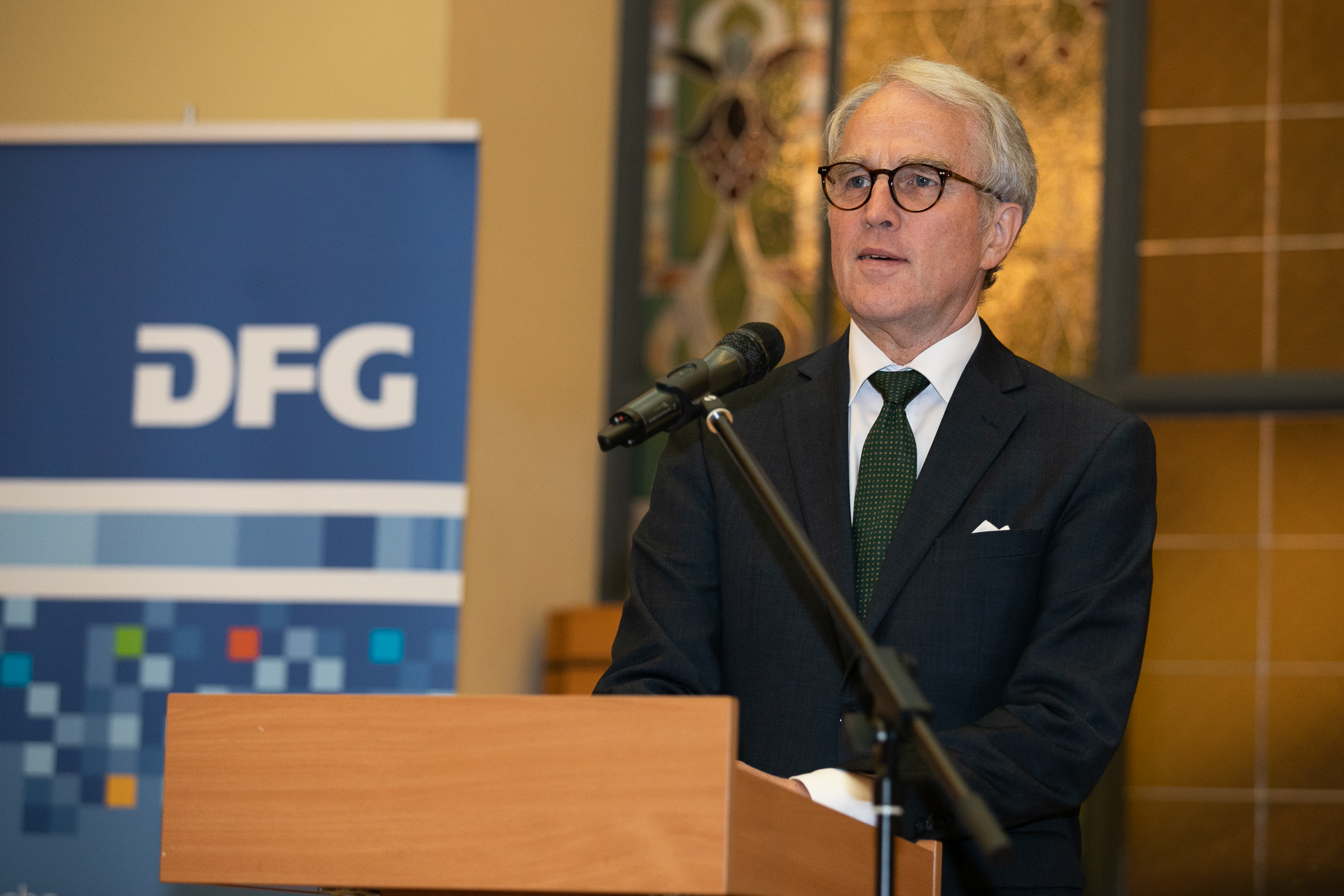 Ambassador Rüdiger von Fritsch welcomes attendees at the 2019 DFG summer reception