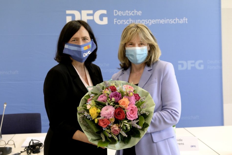 La presidenta de la DFG, Katja Becker (izquierda) con la nueva secretaria general de la DFG, Heide Ahrens