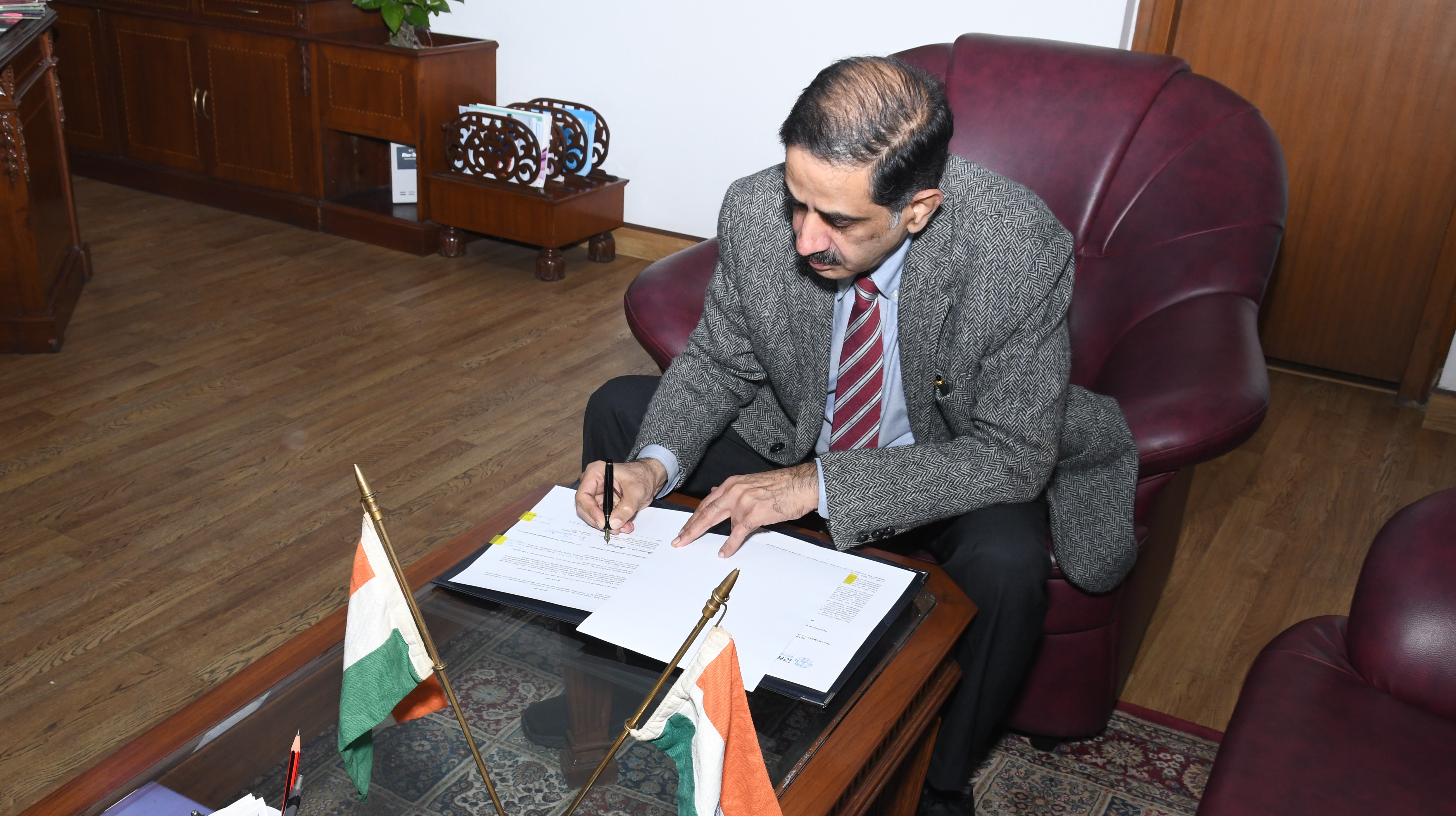 Prof. Balram Bhargava bei der Unterzeichnung des MoU