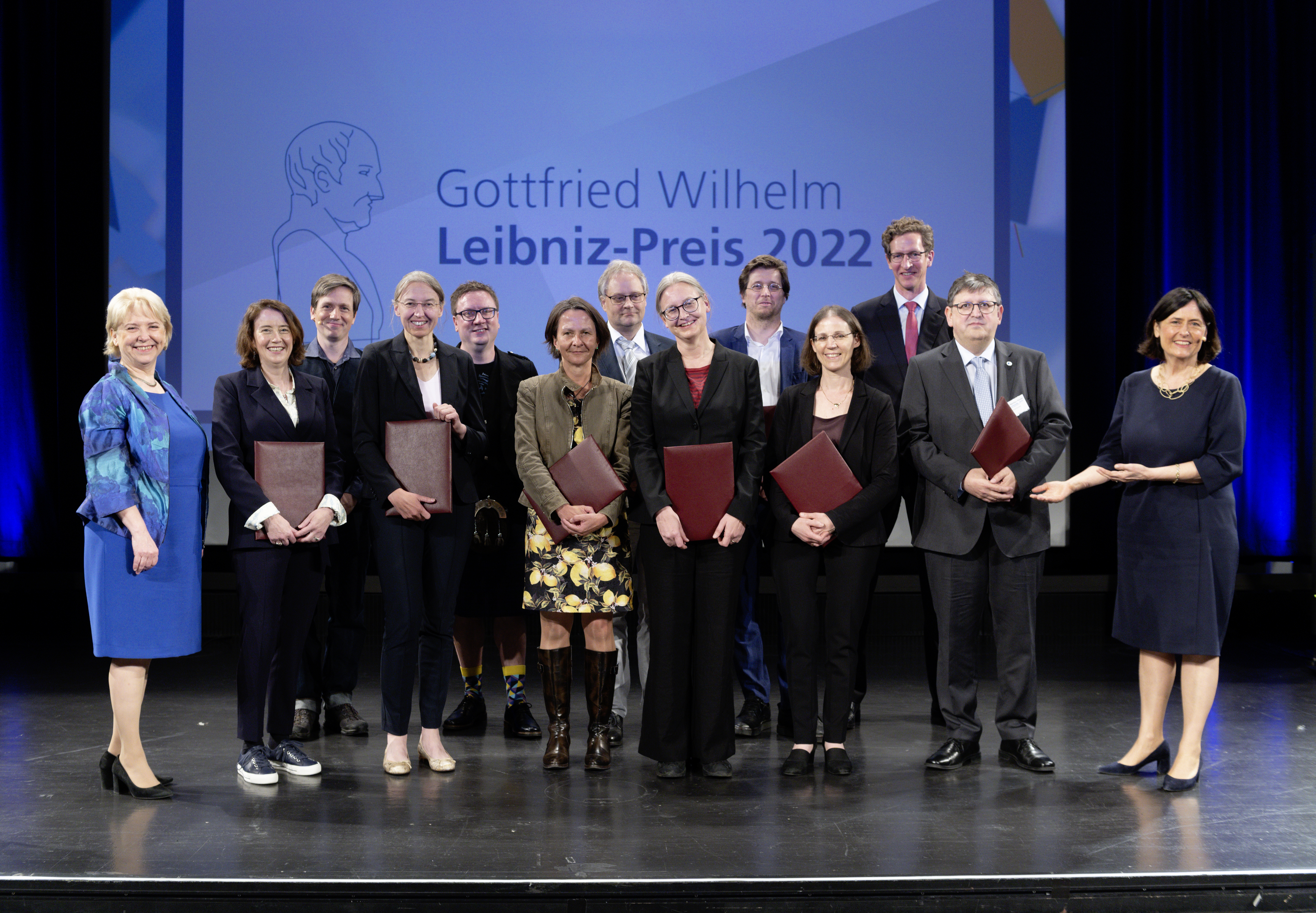 Die Preisträgerinnen und Preisträger des Leibniz-Preises 2022 mit ihren Urkunden am Ende der Veranstaltung.