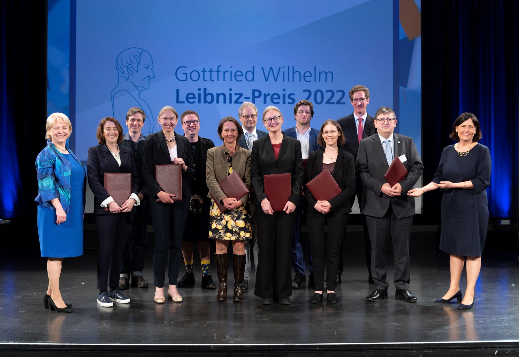 Die Preisträgerinnen und Preisträger des Gottfried Wilhelm Leibniz-Preises 2022 vor dem LVR LandesMuseum in Bonn.