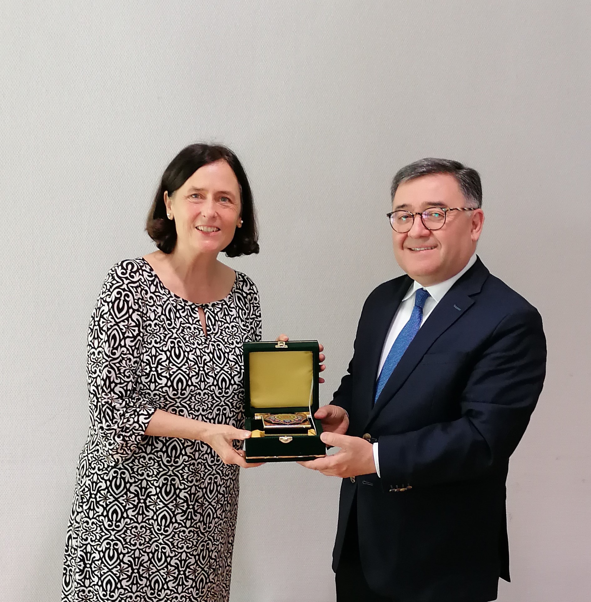 DFG President Prof. Katja Becker and Ambassador Extraordinary and Plenipotentiary of the Republic of Uzbekistan Nabijon Kasimov