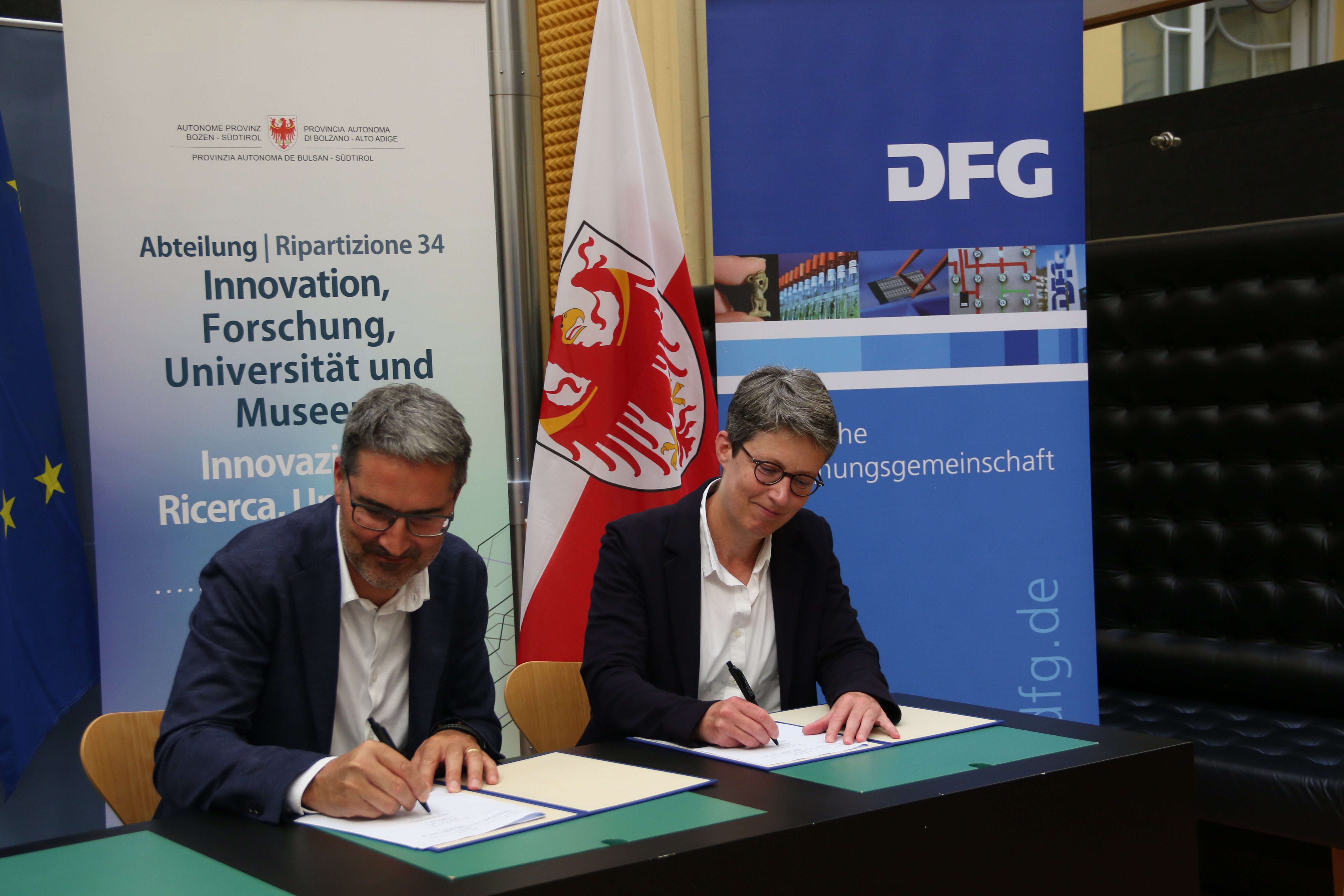 Signing of the cooperation agreement / Arno Kompatscher (Governor of South Tyrol), Britta Siegmund (Vice President DFG)
