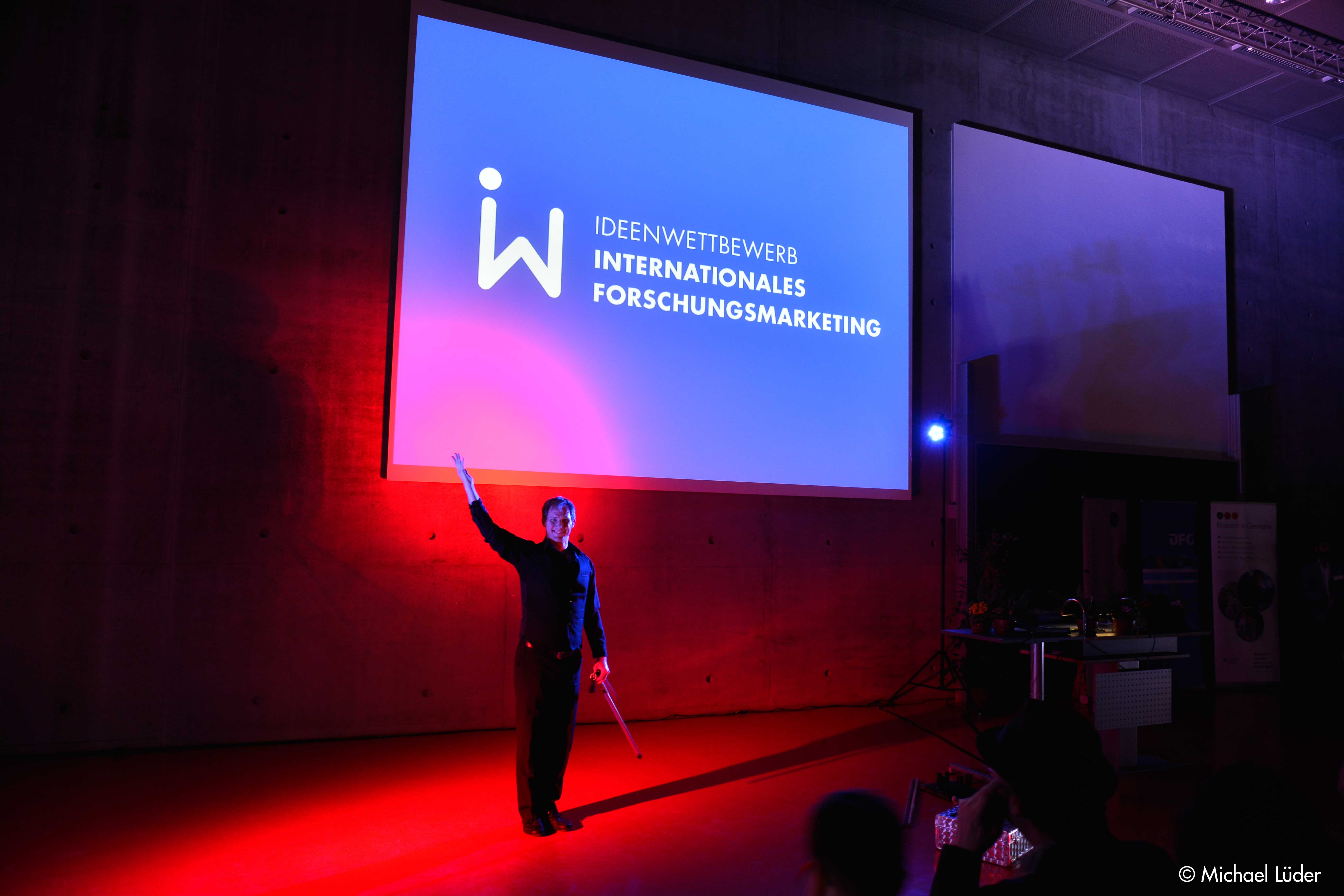Lichtkünstler Till Pöhlmann bei der Preisverleihung des Ideenwettbewerbs Internationales Forschungsmarketing 2016