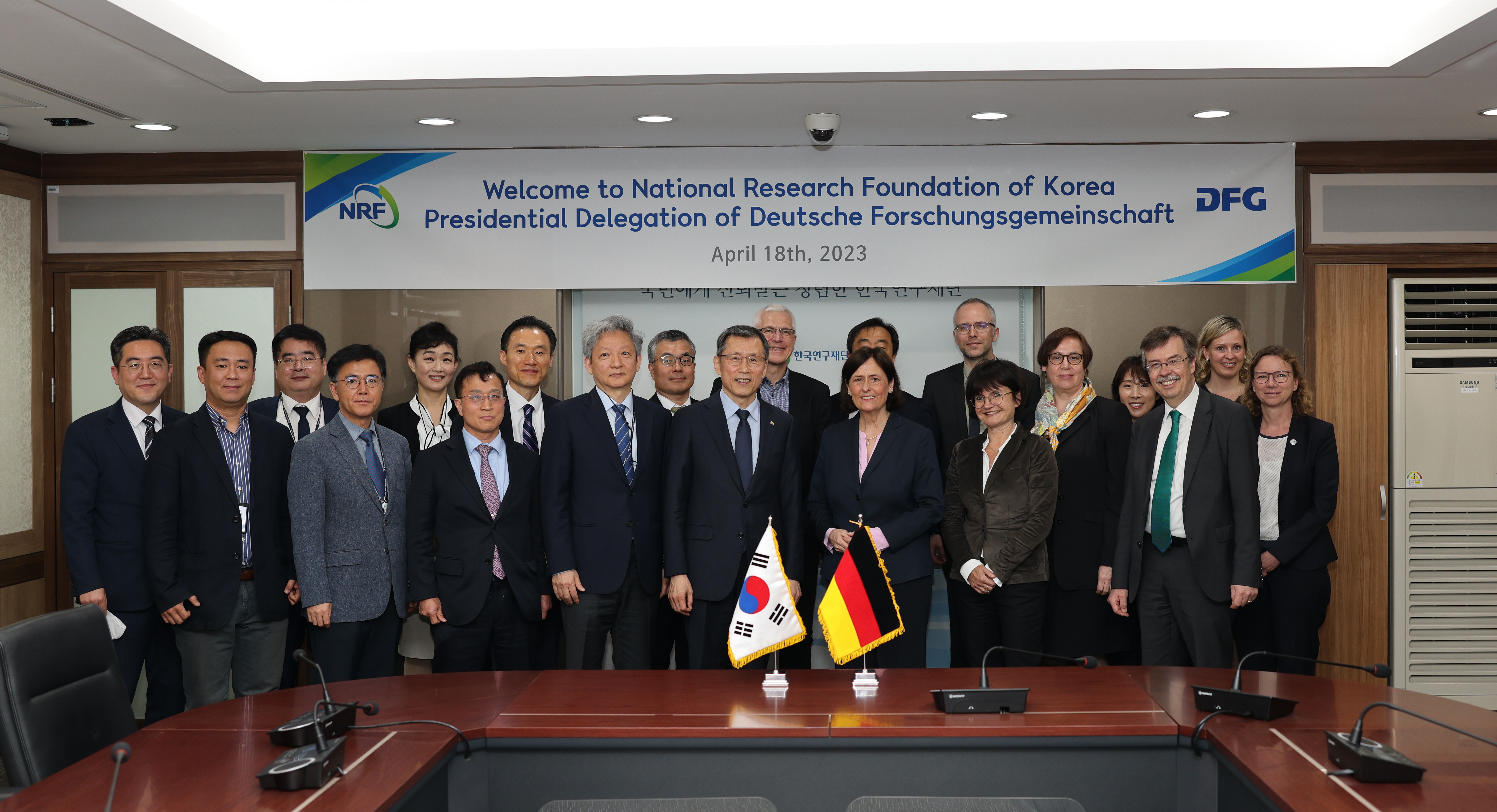 National Research Foundation of Korea, Daejeon: NRF President Prof. Kwang Bok Lee, the participating NRF representatives, the DFG delegation and two members from the German Embassy