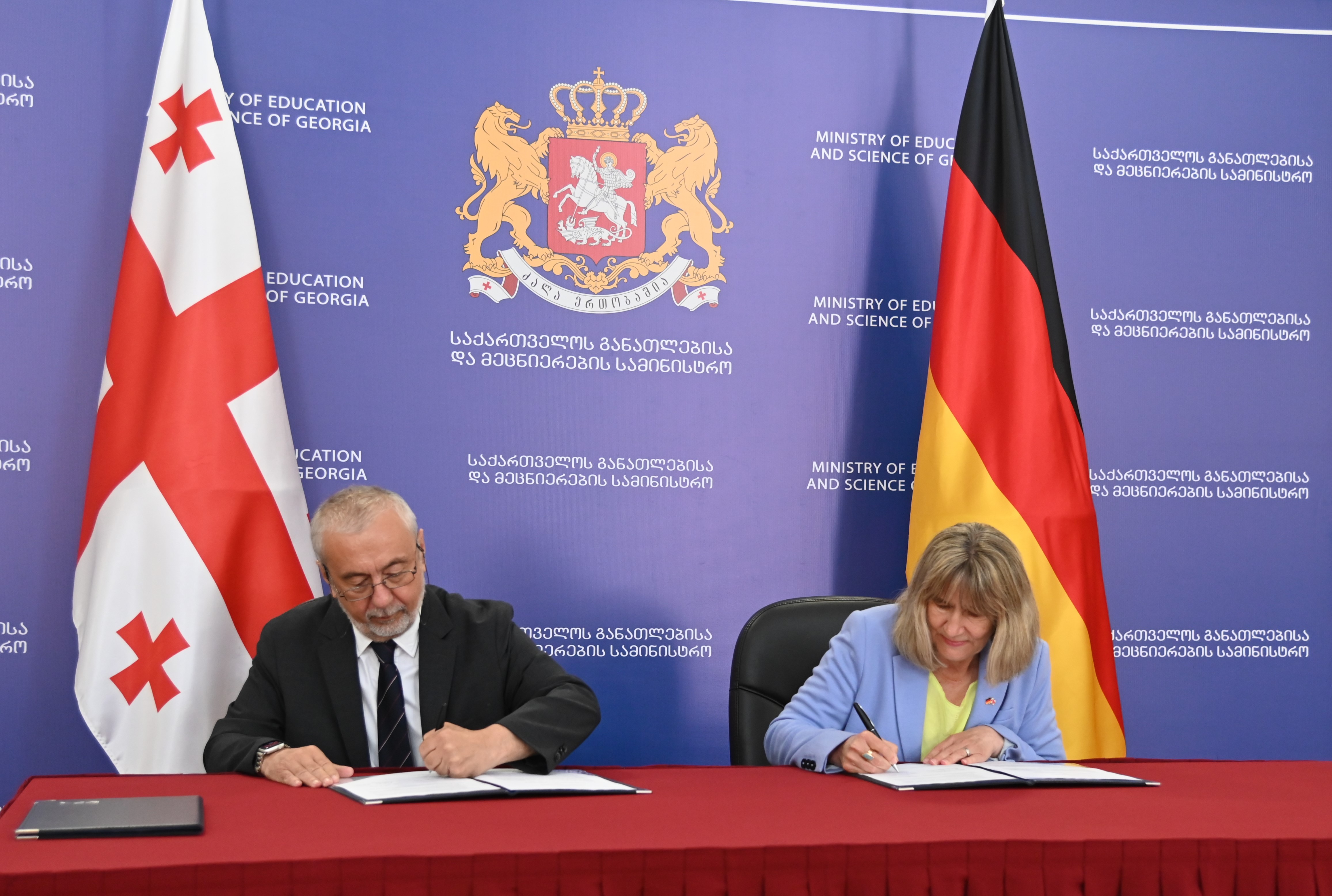 DFG-Generalsekretärin Heide Ahrens und Direktor der SRNSFG Erekle Astakhishvili unterzeichnen am 12.07.2023 ein Memorandum of Understanding