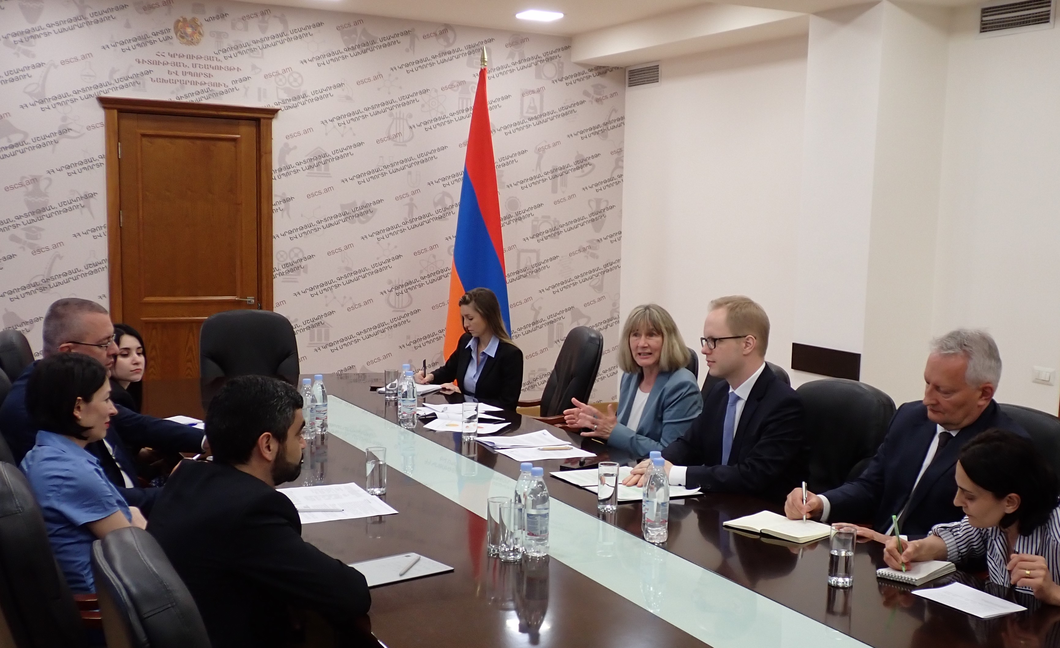 Heide Ahrens im Gespräch mit Ministerin Zhanna Andreasyan im Ministerium für Wissenschaft, Bildung, Kultur und Sport der Republik Armenien