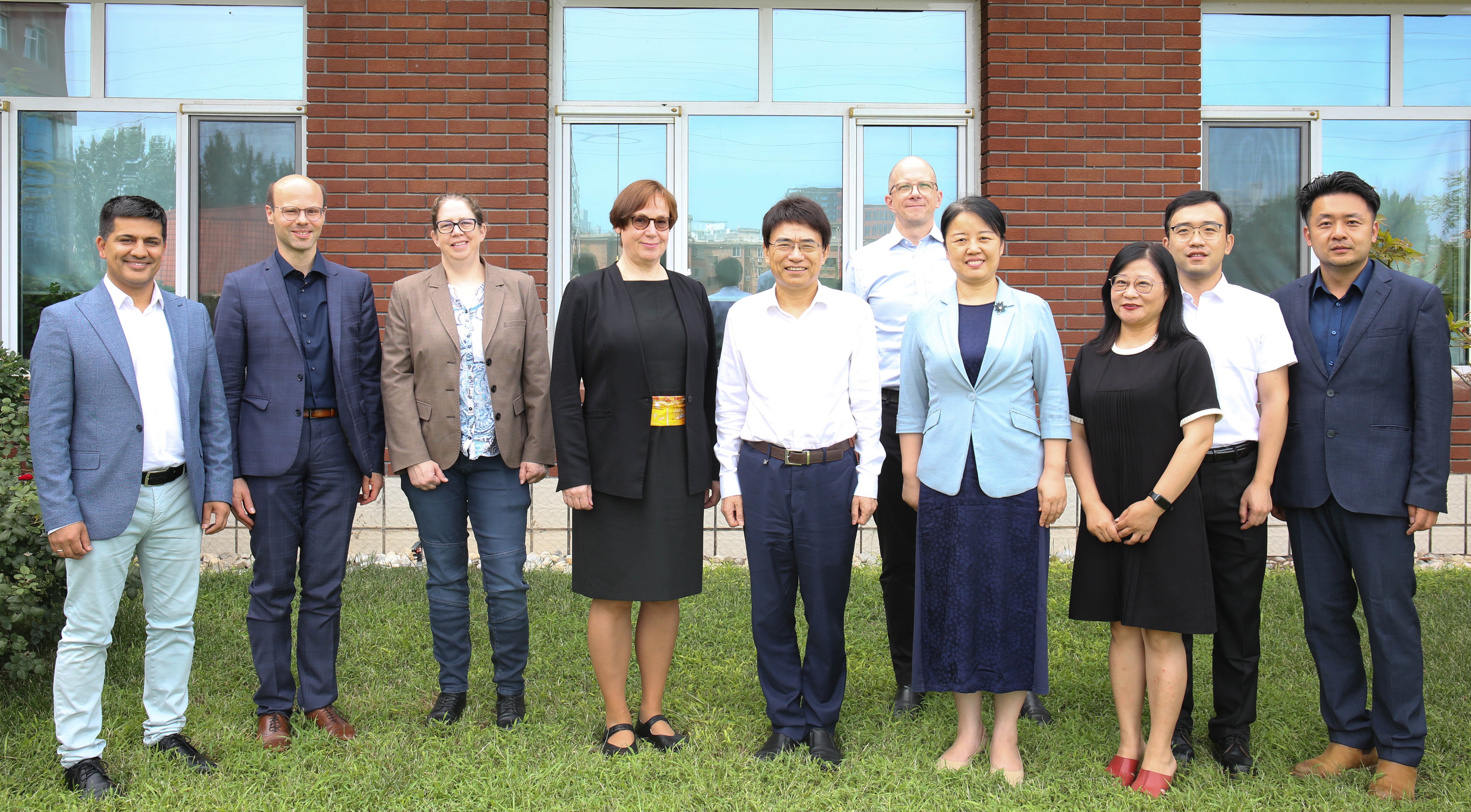 Prof. Lan Yujie mit der DFG-Delegation und Vertreterinnen und Vertretern der NSFC und des CDZ