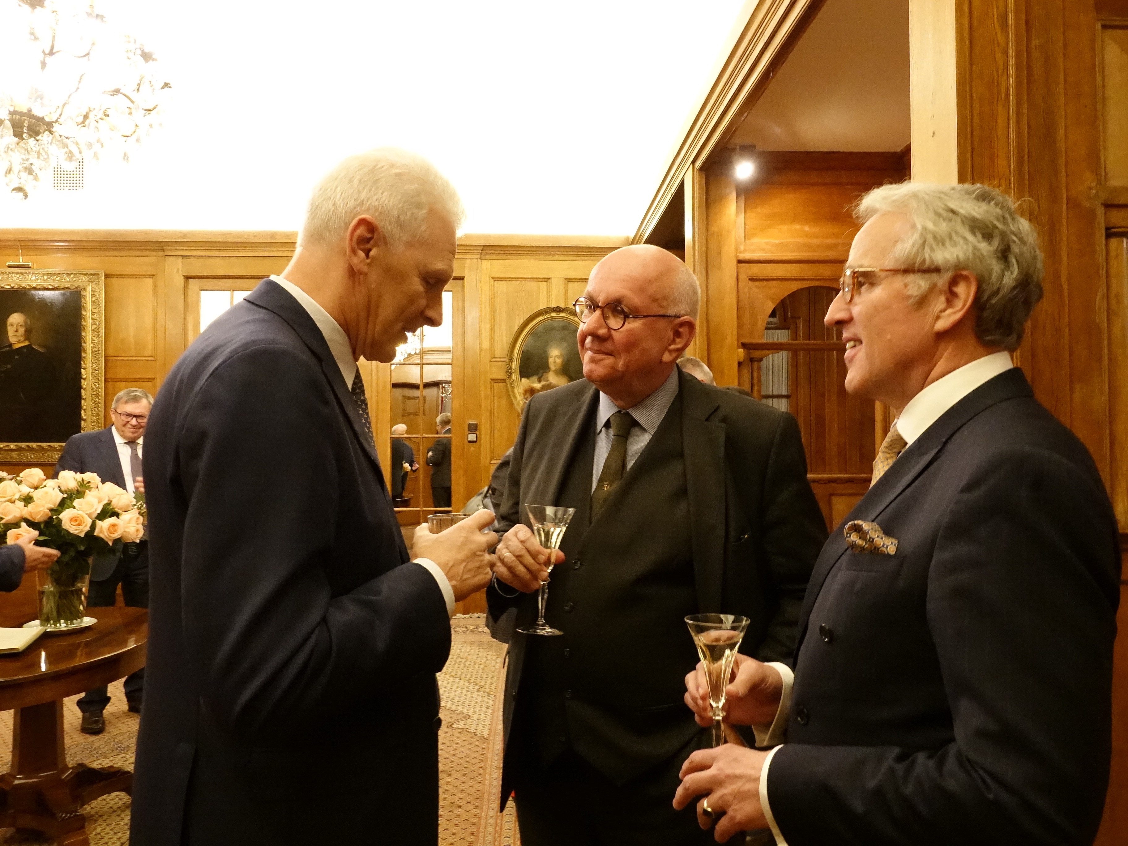 DFG-Präsident Professor Strohschneider im Gespräch mit dem Botschafter Freiherr von Fritsch (rechts) und dem Berater Fursenko (links)