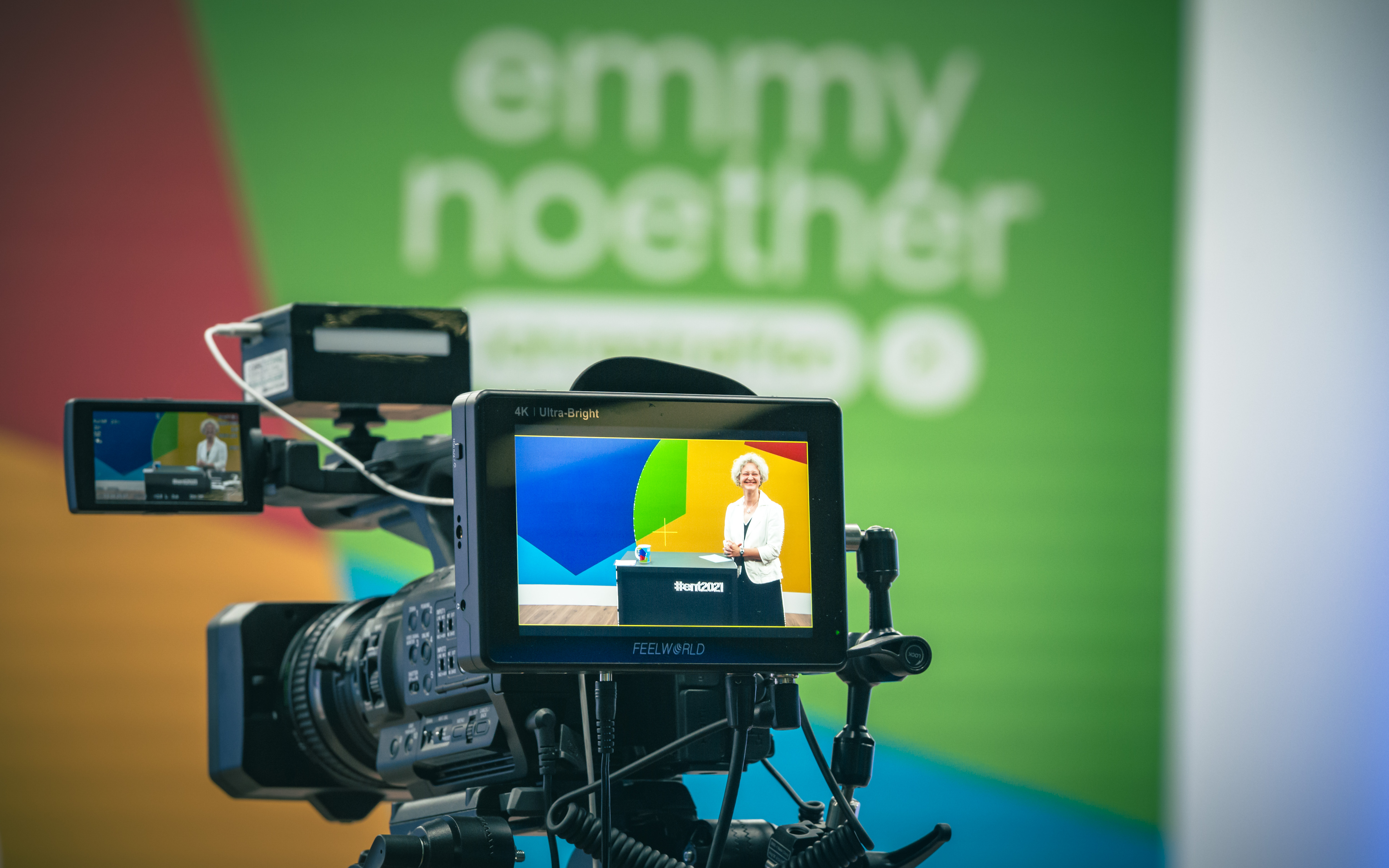 Emmy Noether-Treffen 2021 zum ersten Mal rein virtuell: Aus einem Studio in Hamburg wurden Teile der Veranstaltung live gestreamt, dazu kamen viele digitale Interaktionsmöglichkeiten auf der Eventplattform.