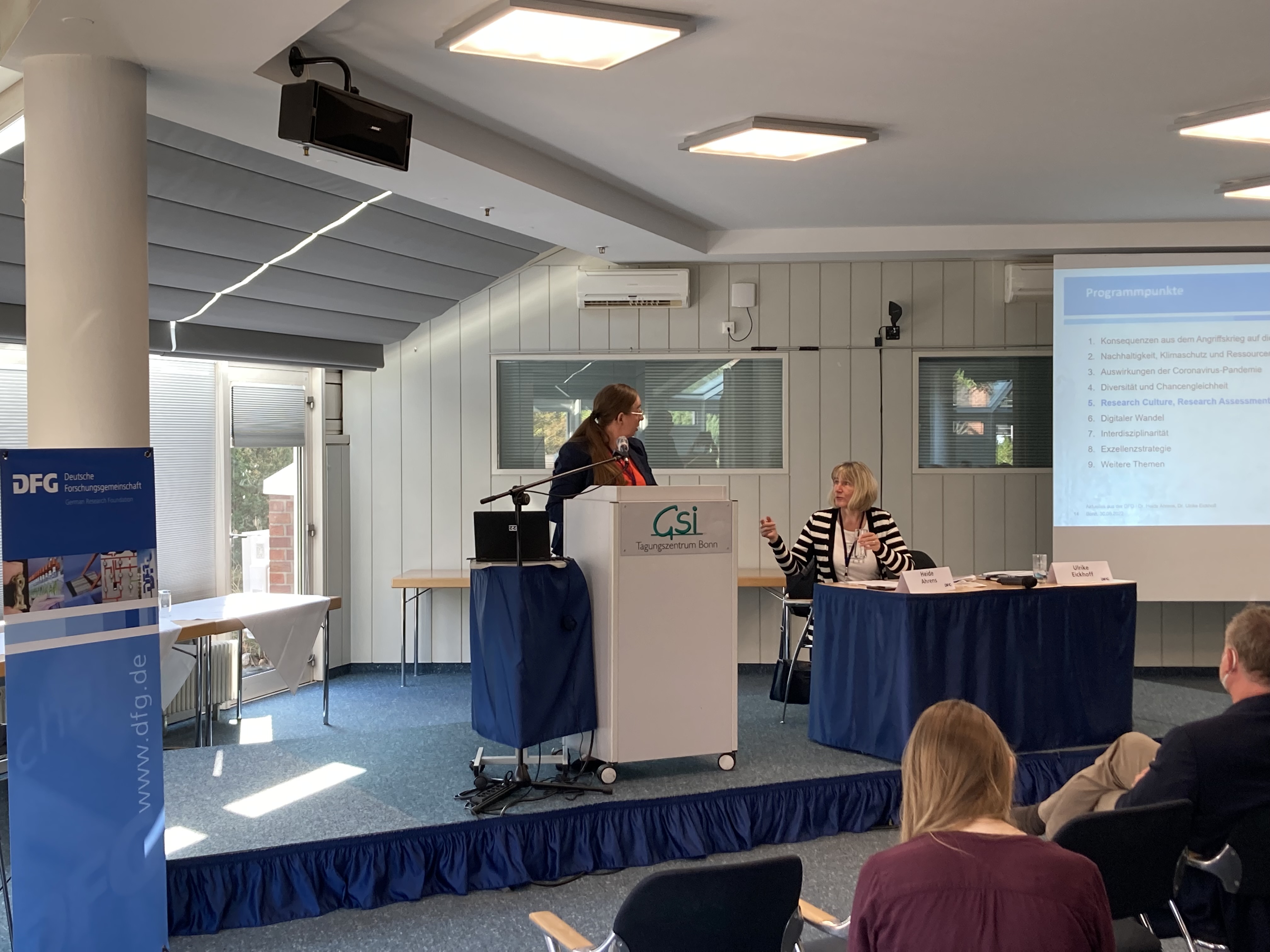 Dr. Heide Ahrens und Dr. Ulrike Eickhoff diskutieren mit Teilnehmenden