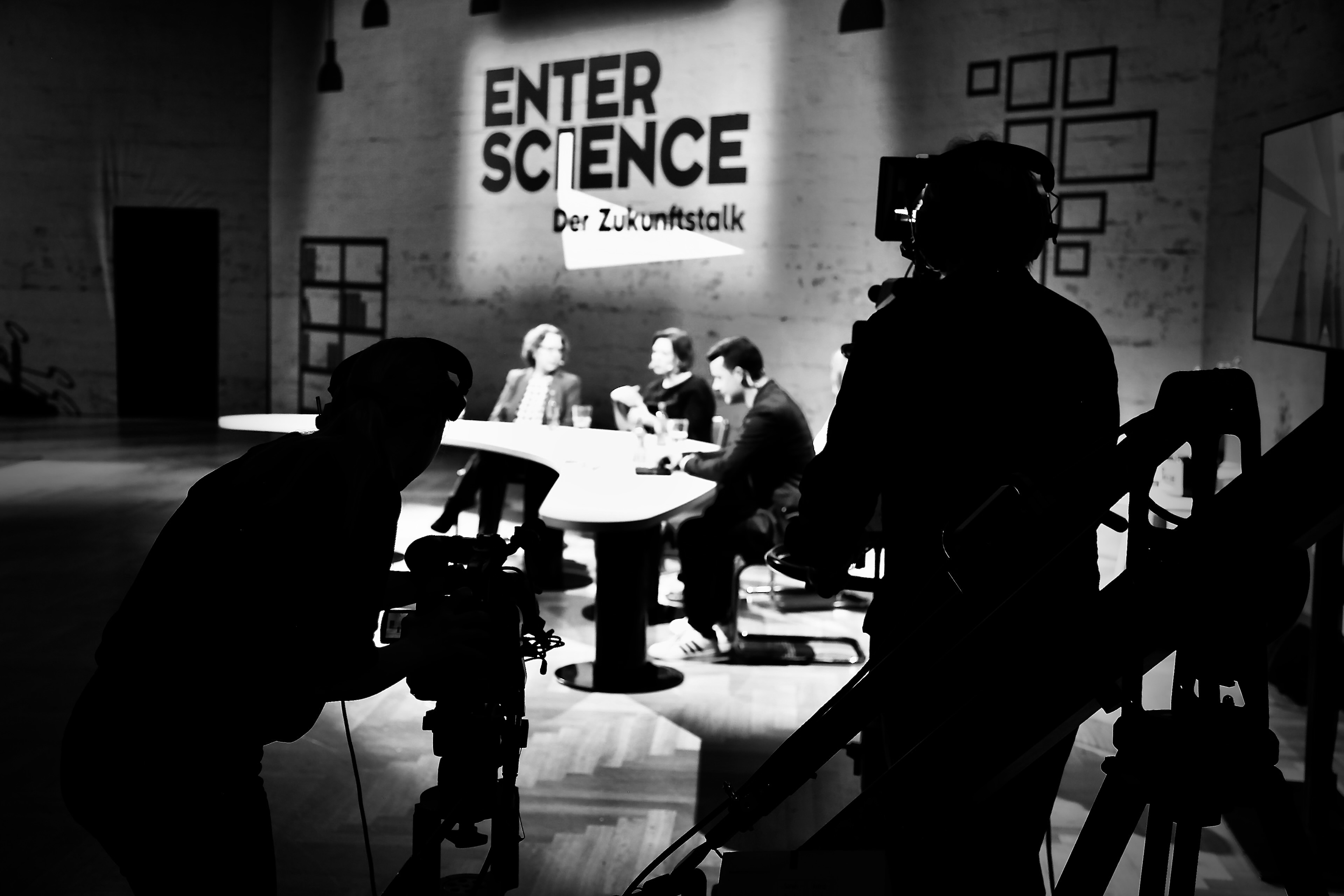 Kameraleute filmen die Enter Science Diskussion, die als Livestream übertragen wird.