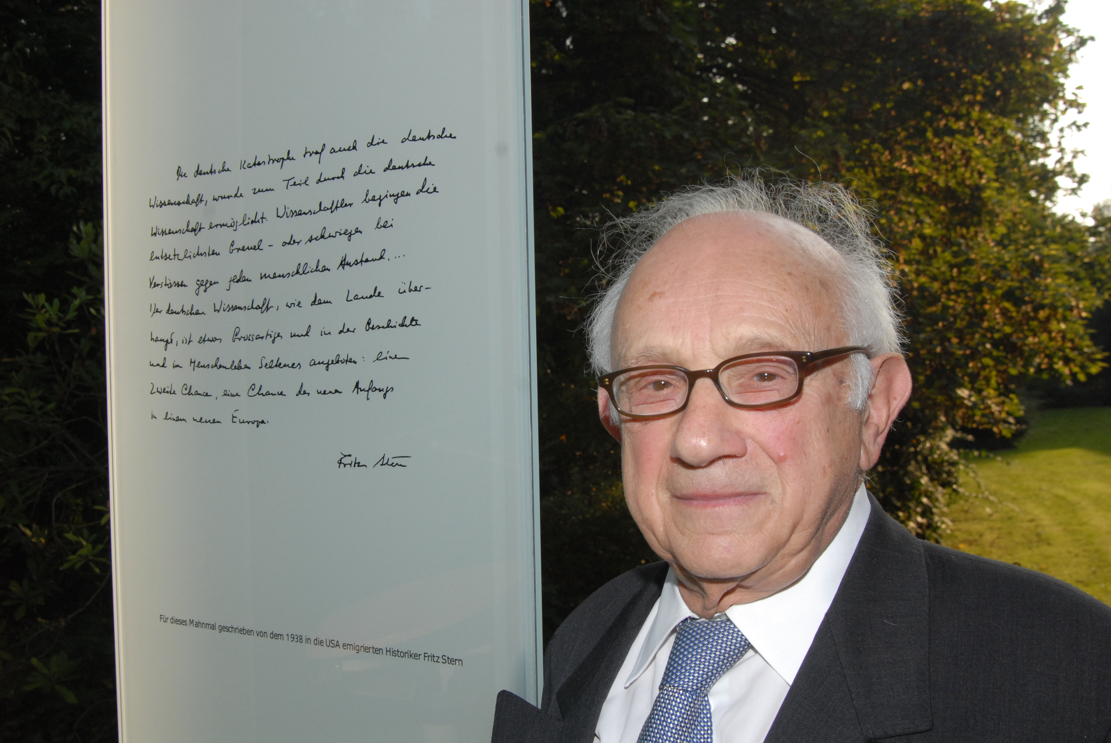 Historian Fritz Stern, who emigrated to the USA in 1938, in front of the text he wrote