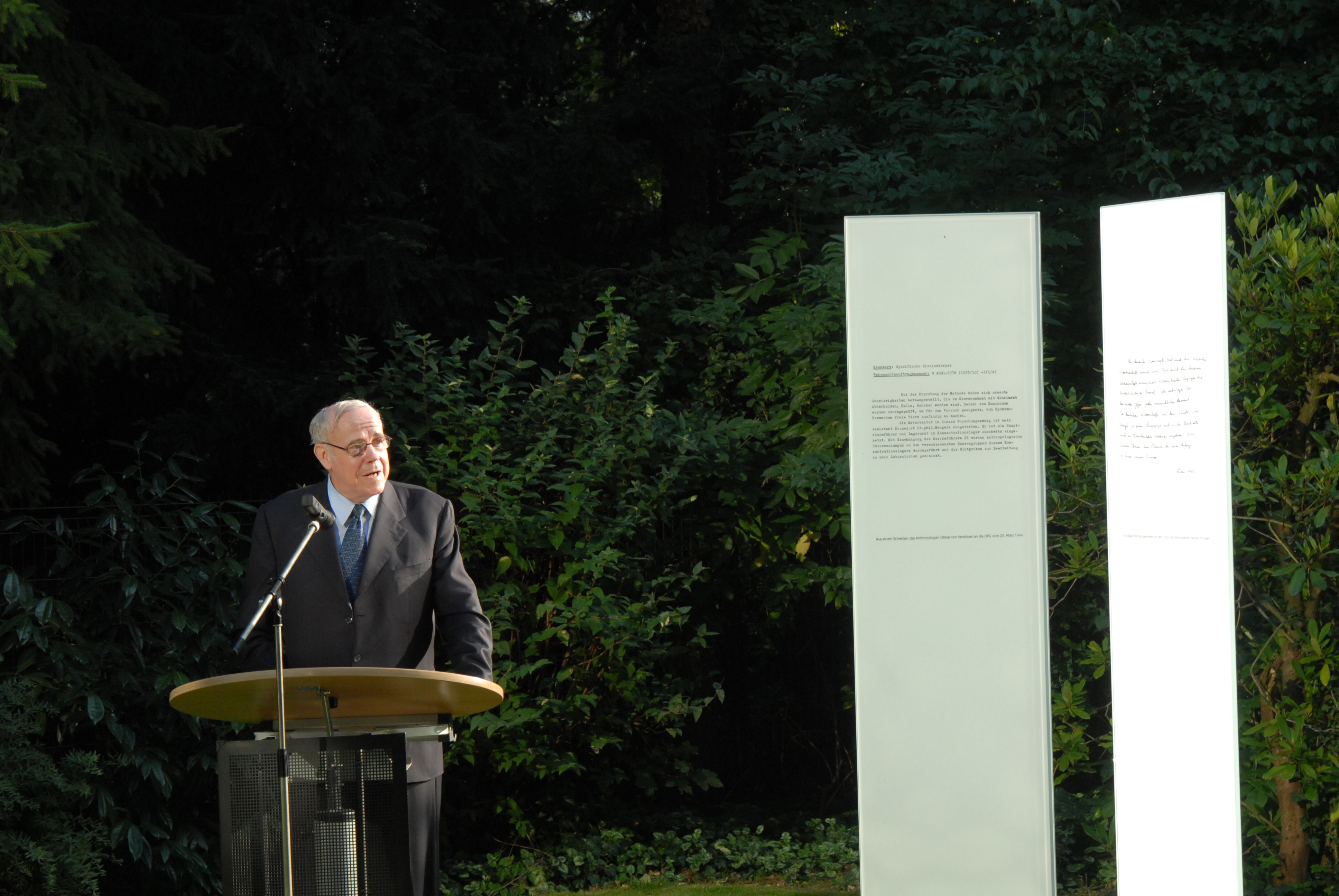 DFG President Ernst-Ludwig Winnacker speaking at the dedication of the memorial