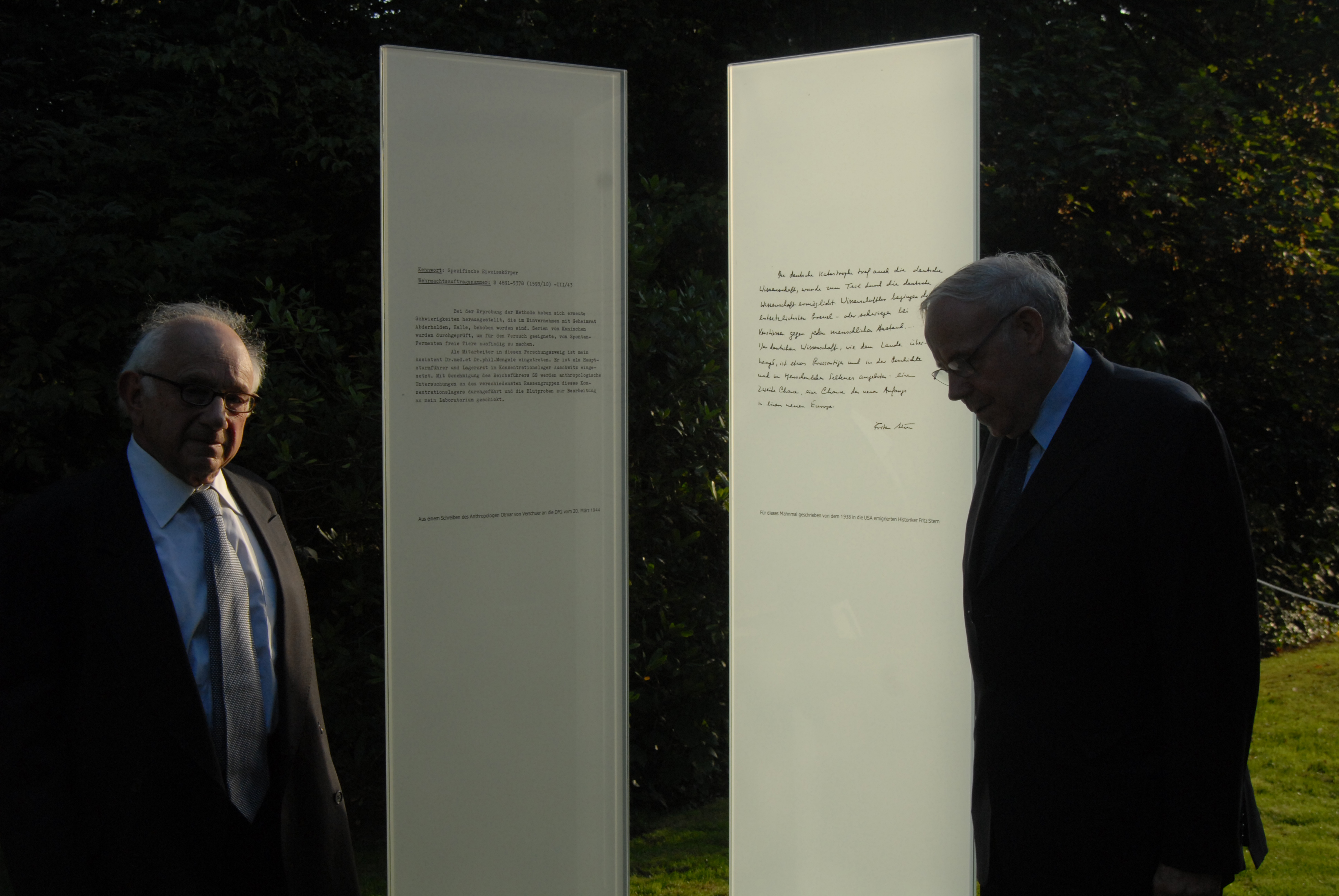Fritz Stern and Ernst-Ludwig Winnacker in front of the memorial