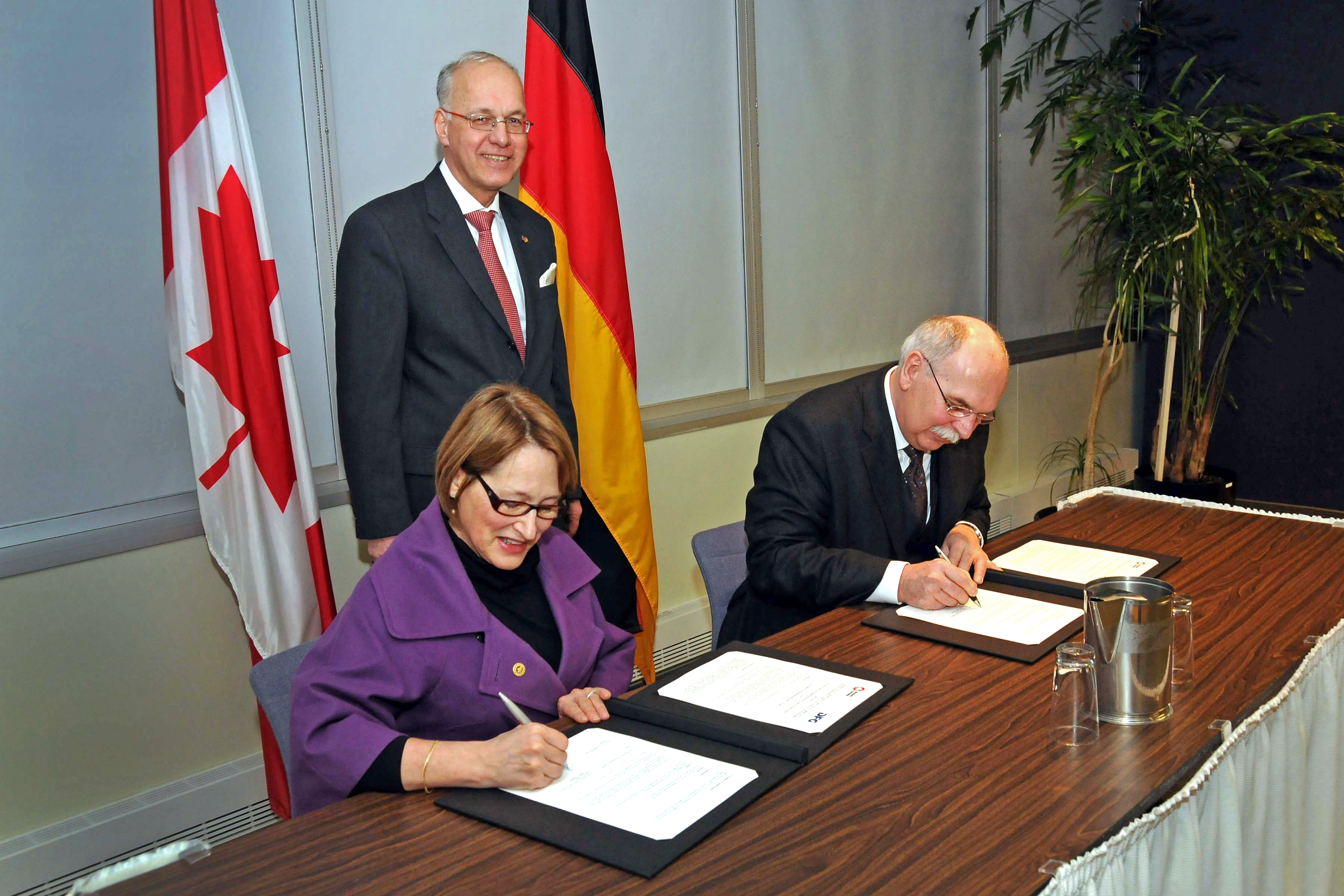 DFG-Präsident Professor Matthias Kleiner (r.) und NSERC-Präsidentin Professorin Suzanne Fortier unterzeichnen das Abkommen