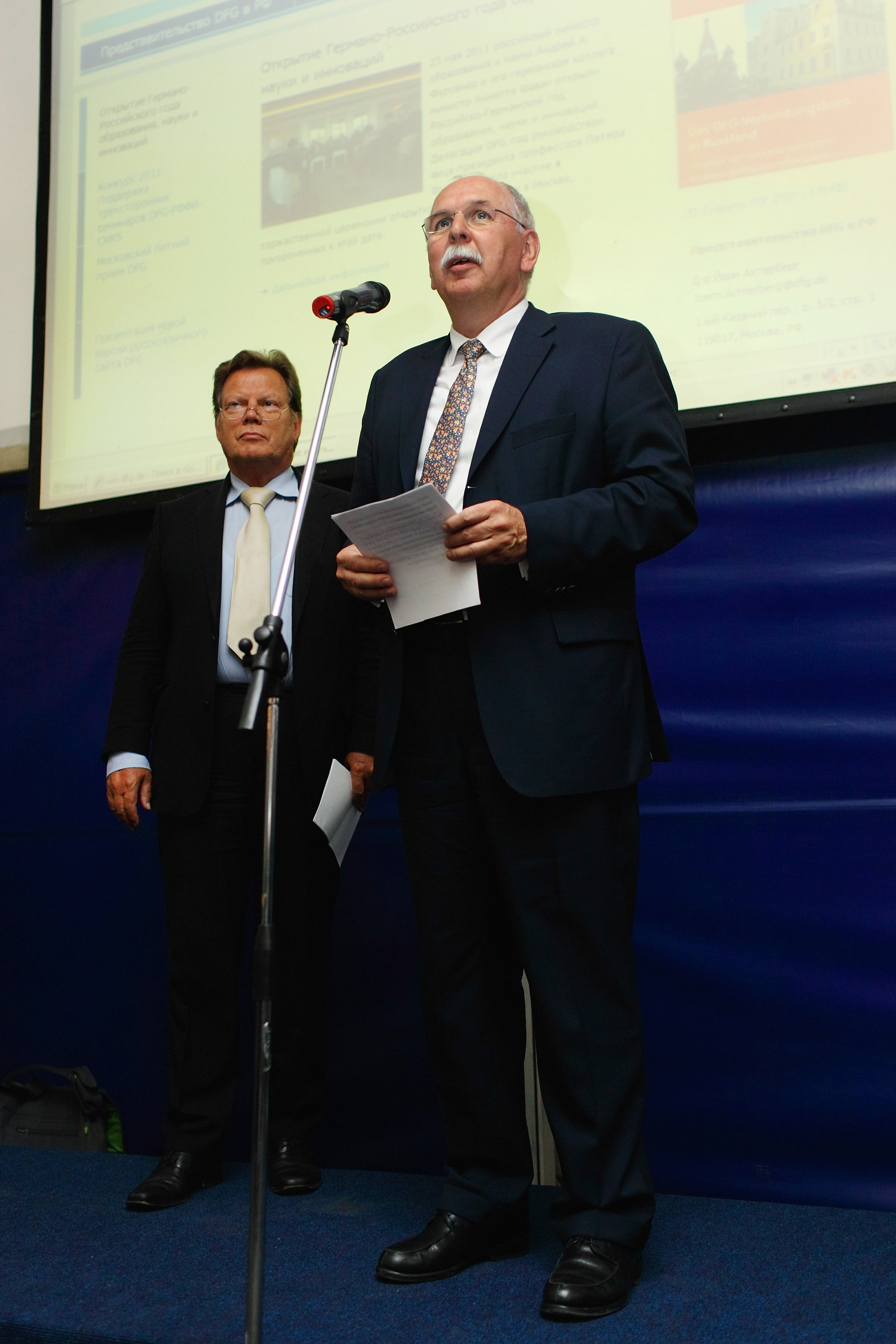 Президент DFG проф. Маттиас Клайнер и Постоянный представитель посла Германии в России д-р Рудольф Адам на открытии Летнего приёма в Москве 2011