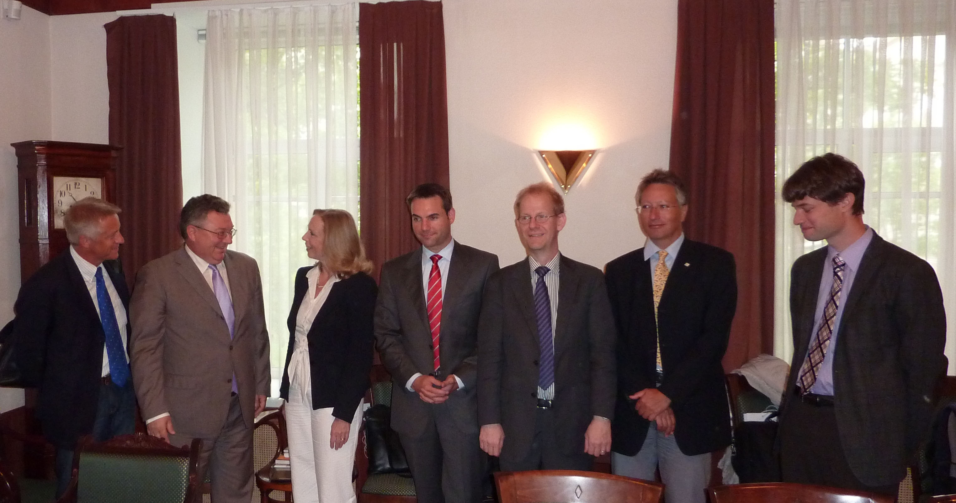 An der Polytechnischen Universität St. Petersburg: Wolfgang Schröder (RWTH Aachen), Andrej Rudskoj (Rektor), Dorothee Dzwonnek (DFG-Generalsekretärin), Daniel Bovelet (DFG), Eckart Rühl (FU Berlin), Klaus Wehrberger (DFG), Michael Lentze (DFG)