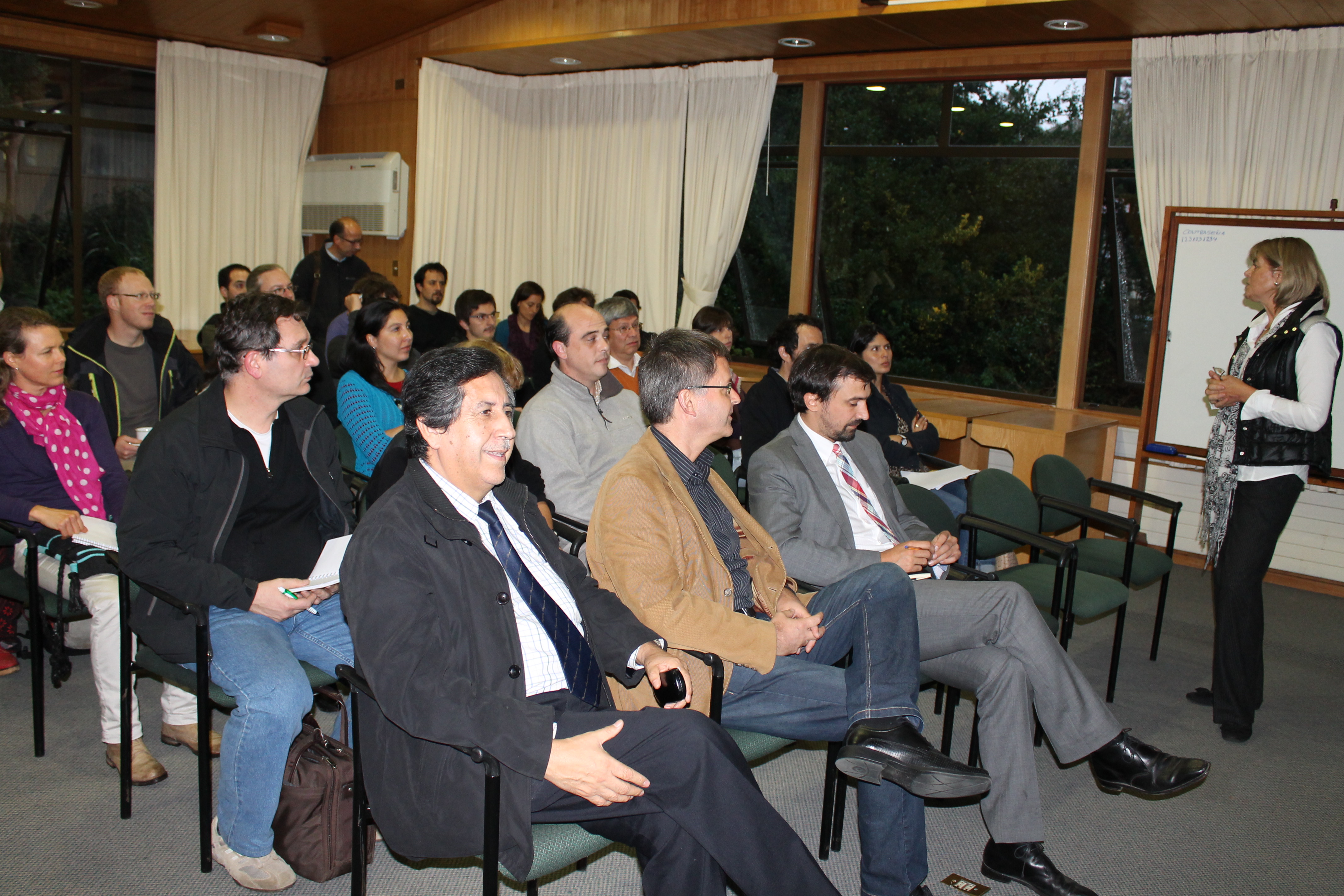 Participantes del evento informativo sobre la cooperación científica internacional en la UACH